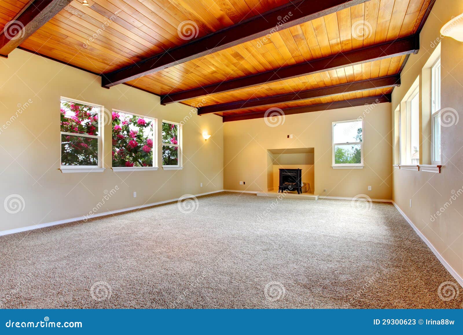 Nieuwe grote lege woonkamer met houten plafond en open haard ...