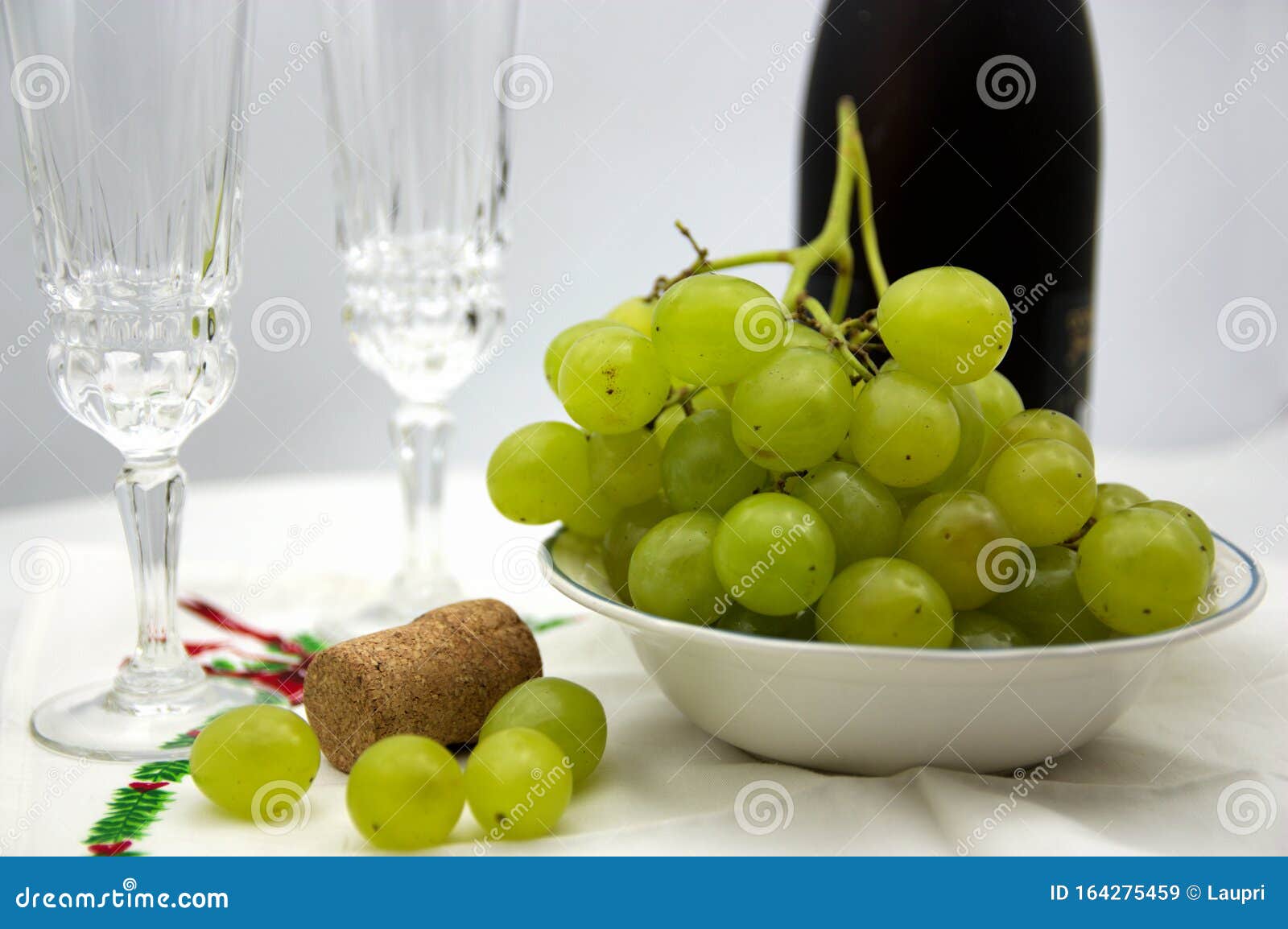 Nieuwjaar S Eve Viering Met Geluksdruiven En Champagne Of Cava Stock Afbeelding Image Of Feestelijk Vers 164275459