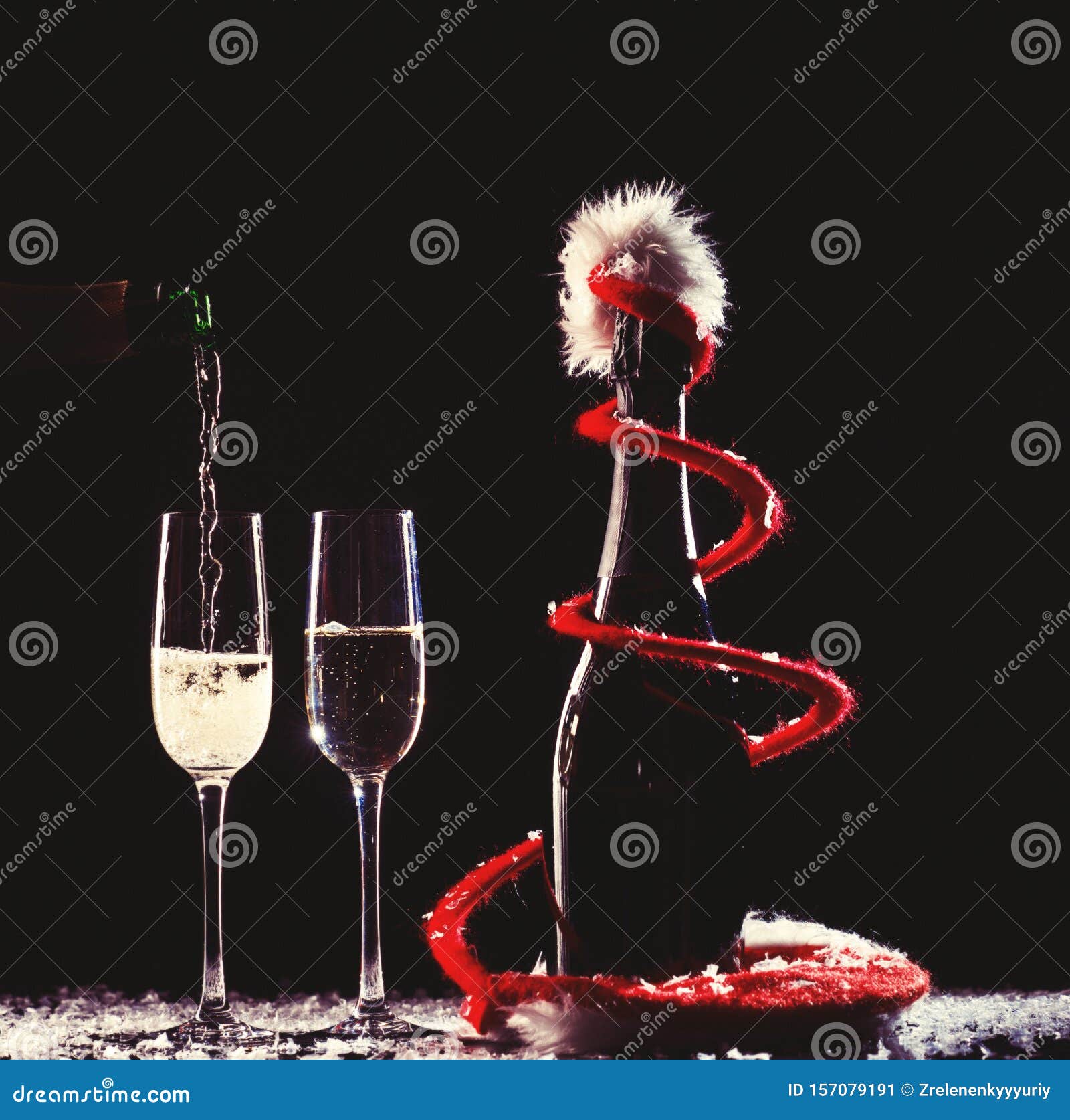 Nieuwjaar, Verjaardag, Feest Fles Champagne in Een Emmer Op Zwarte Afbeelding - Image of luxe, sneeuw: 157079191