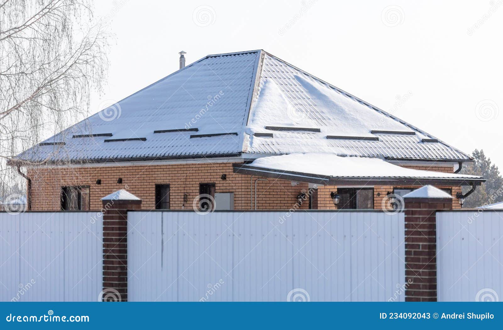 Nieve En El Techo De La Casa Imagen de archivo - Imagen de azotea