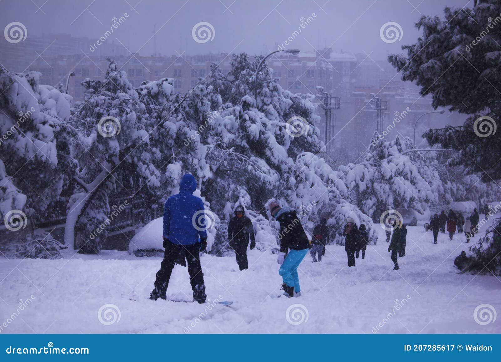 tormenta filomena madrid. gente divertiendose en la nieve. snow in madrid