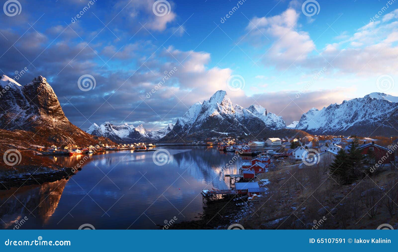 Nieve en Reine Village, islas de Lofoten, Noruega, Europa