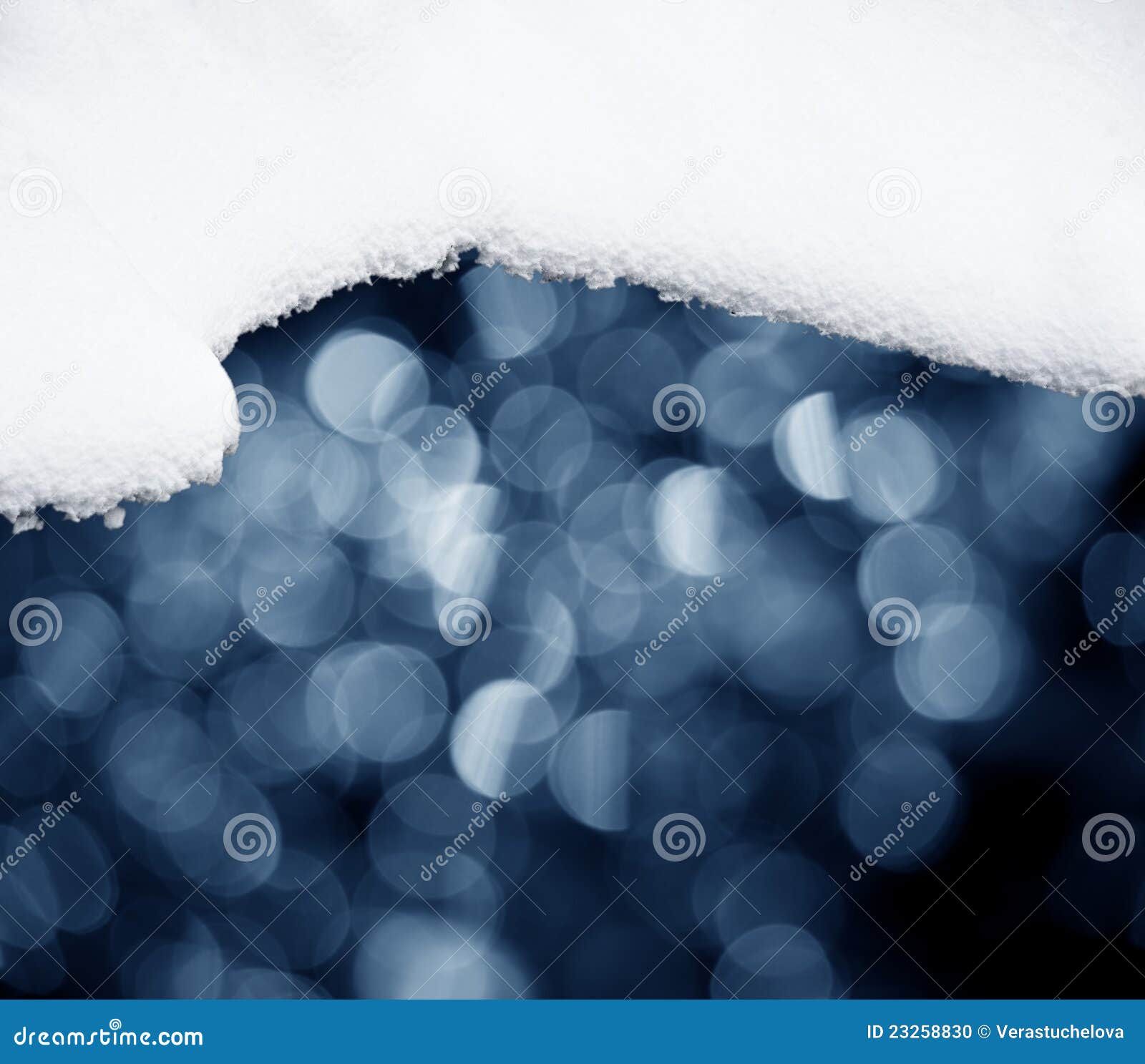 Nieve y bokeh. Fondo del invierno de la nieve y del bokeh