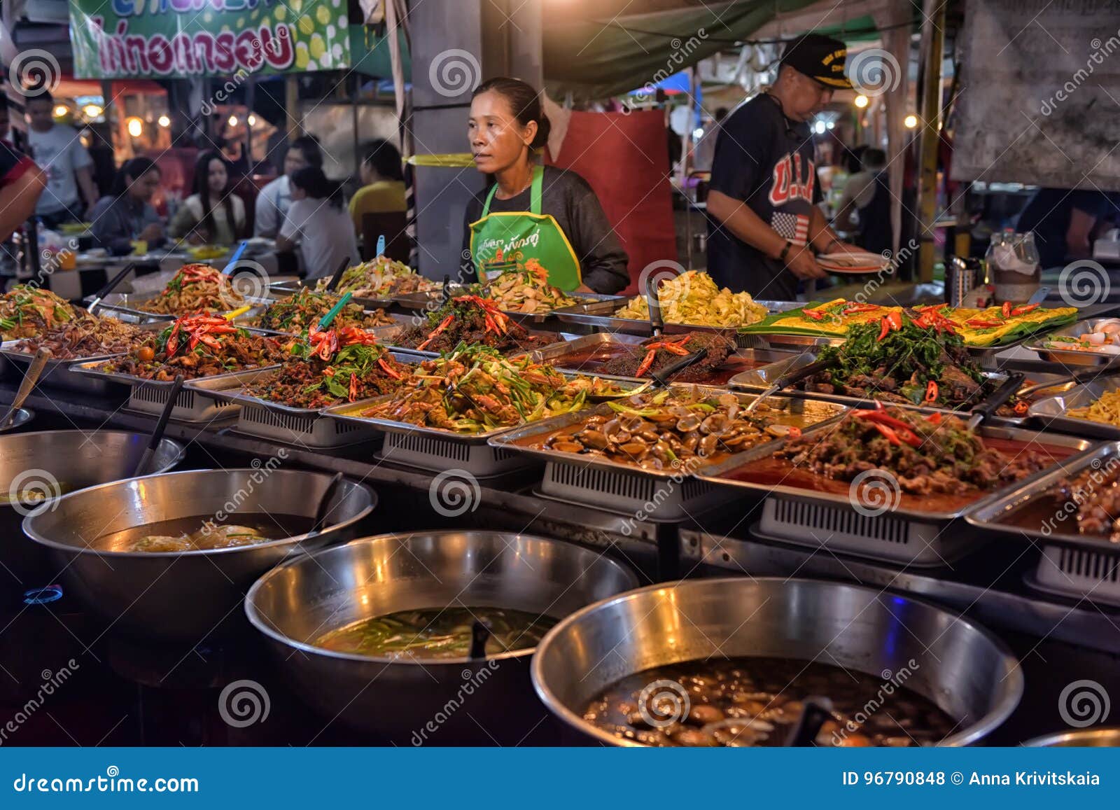 Thai streets. Тайская еда Паттайя. Стрит фуд Тайланд. Ночной рынок Пратамнак Паттайя. Бангкок стрит фуд.