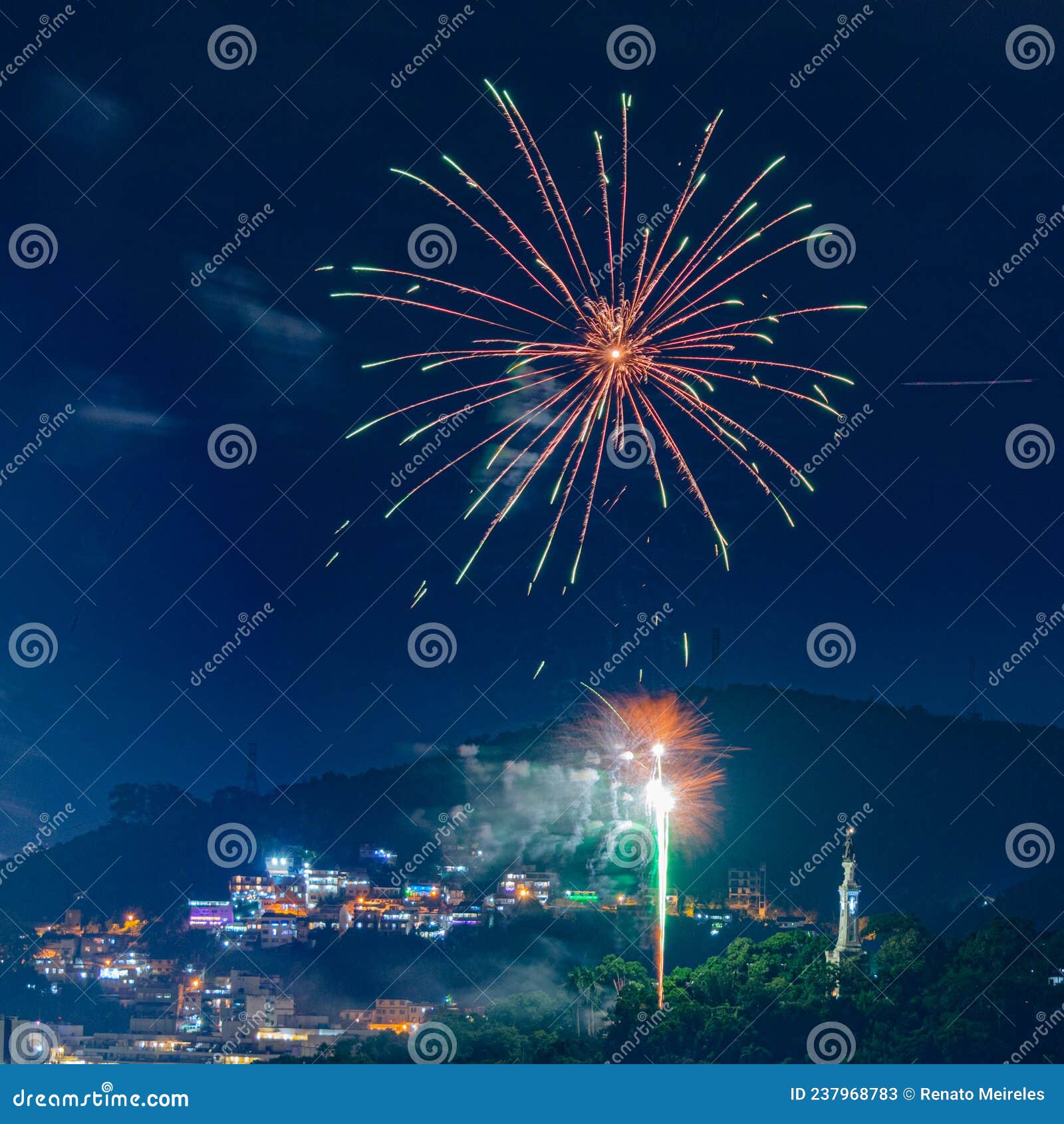 night images with new year`s rÃÂ©veillon fireworks exploding in the sky. event held for the 2022 arrival in niterÃÂ³i, rio de