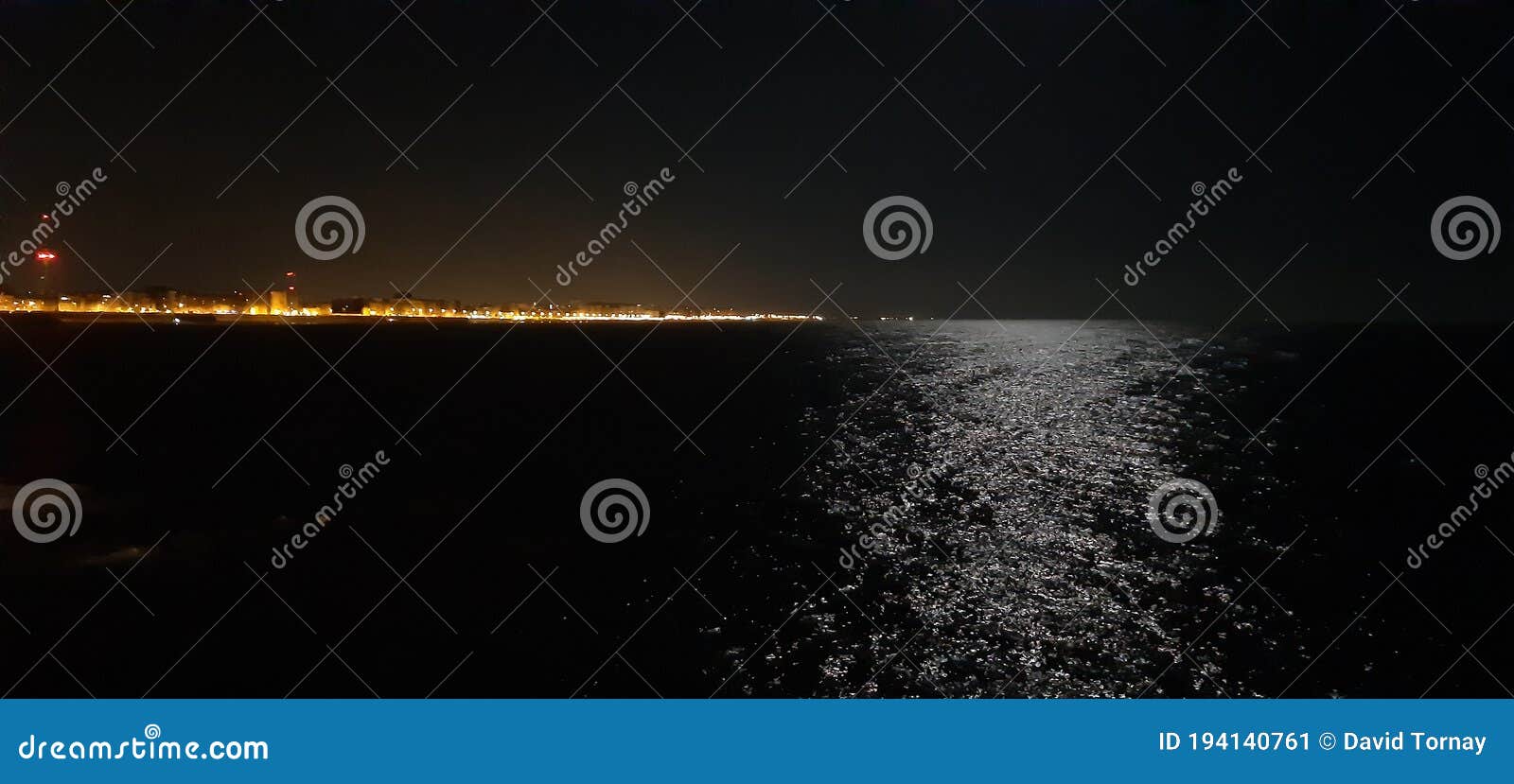 night photography of the city of cÃÂ¡diz