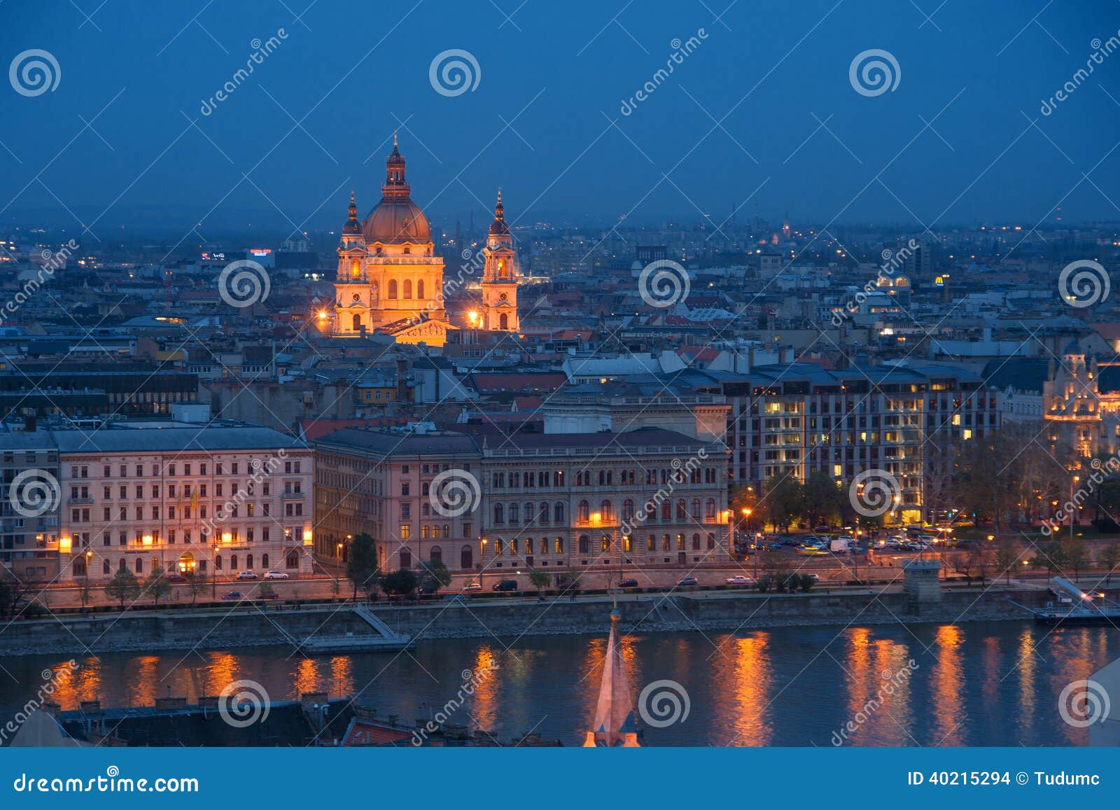 night scene of the budapest city