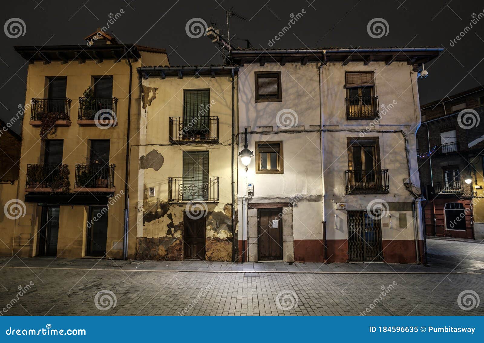 night shot barrio humedo, humid district, of leon old town