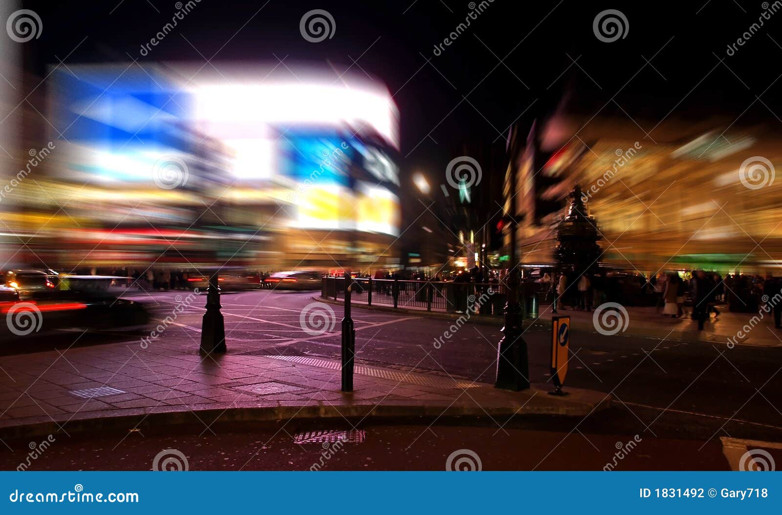 a night view of the piccadilly circus in london