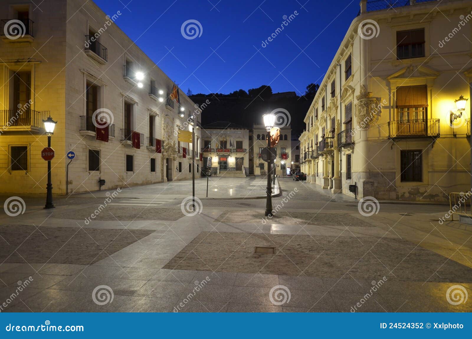 Nightshot im alten Dorf. Straße in der nächtlichen spanischen alten Stadt