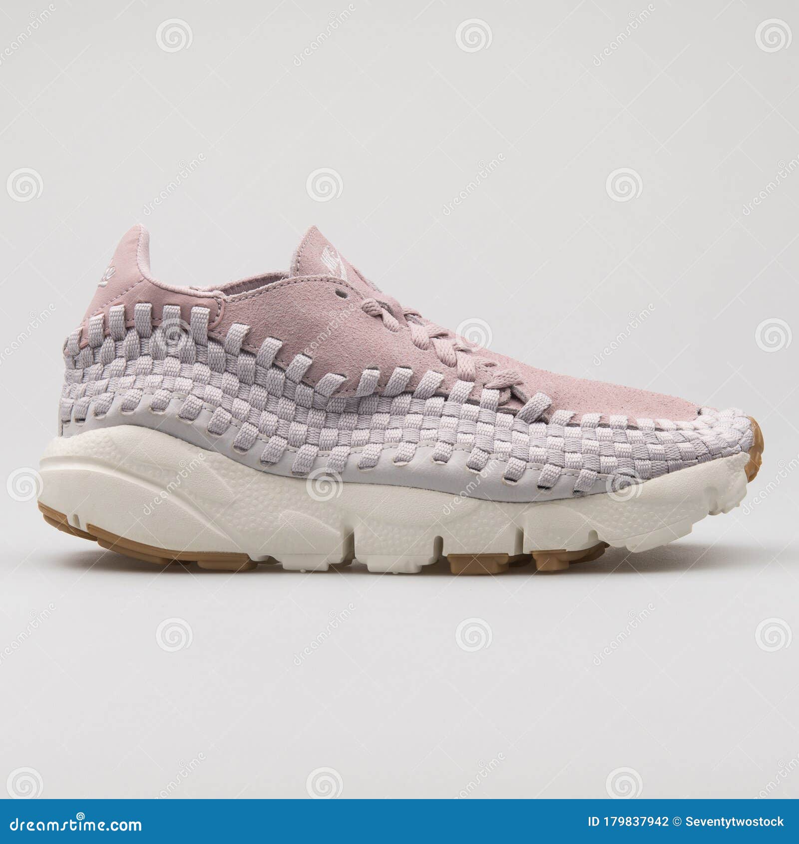 impuesto visitar Anciano Nike Air Footscape Woven Chukka Suede Rose Sneaker Editorial Photography -  Image of accessories, footscape: 179837942