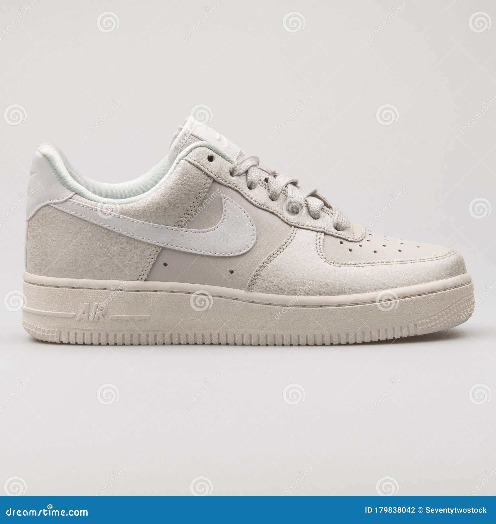 creciendo Acuerdo Agotamiento Nike Air Force 1 Beige Sneaker Editorial Photography - Image of force,  background: 179838042