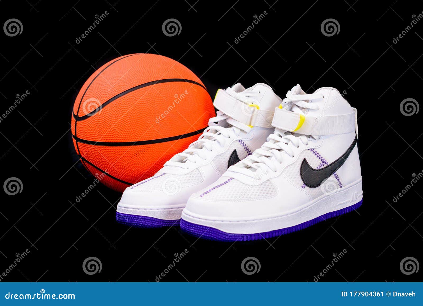 groentje Grijpen Buiten Nike Air Force 1 High Top Basketball Shoes Sneakers Editorial Photo - Image  of purple, pair: 177904361