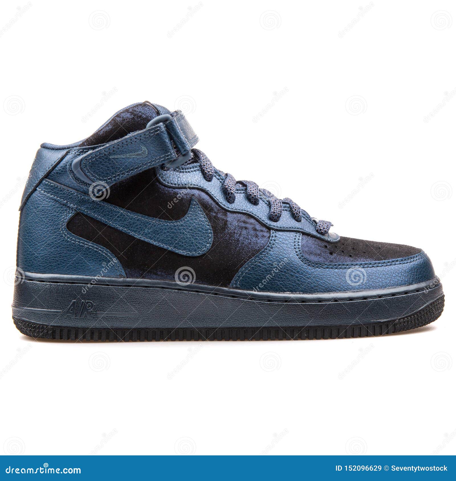 Nike Air Force 1 07 Metà Di Blu Navy Metallici Premio E Scarpa Da Tennis Antracite Immagine Stock Editoriale - Immagine di idoneità, lifestyle: 152096629