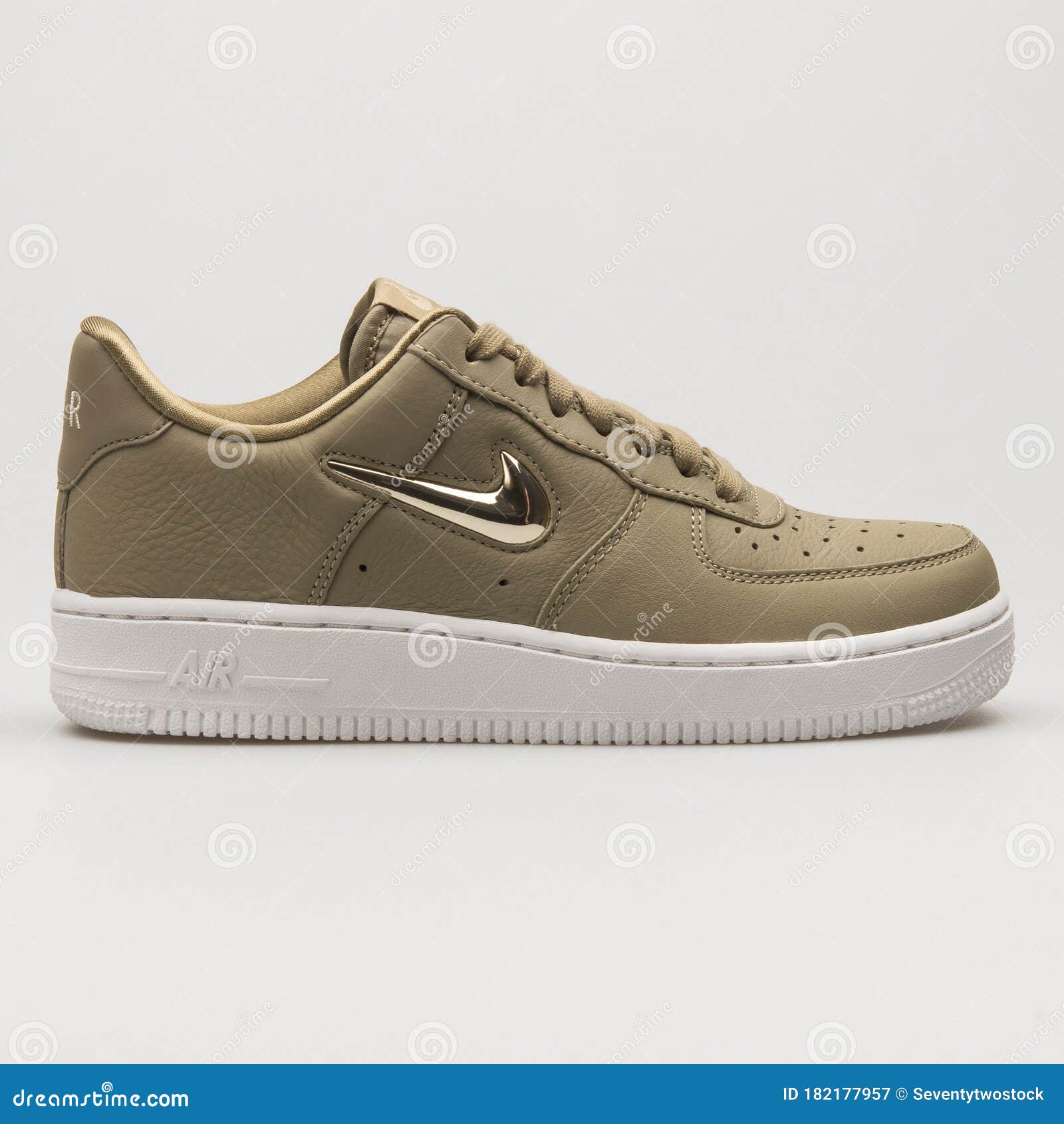 Nike Air Force 1 07 Premium Lx Oro Verde Oliva Y Zapatillas Blancas Fotografía editorial - Imagen de cara, zapatos: