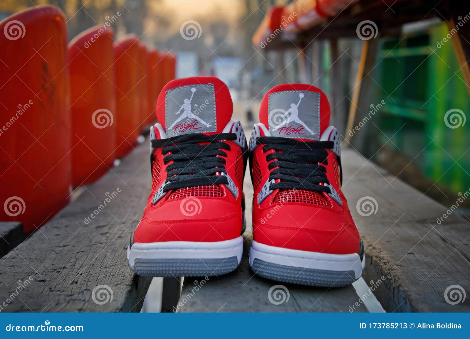 Regenboog pak limiet Nike Air Jordan 4 - Basketbalschoenen Buiten. Krasnoyarsk Rusland 7  Februari 2015 Redactionele Stock Foto - Image of activiteit, retro:  173785213