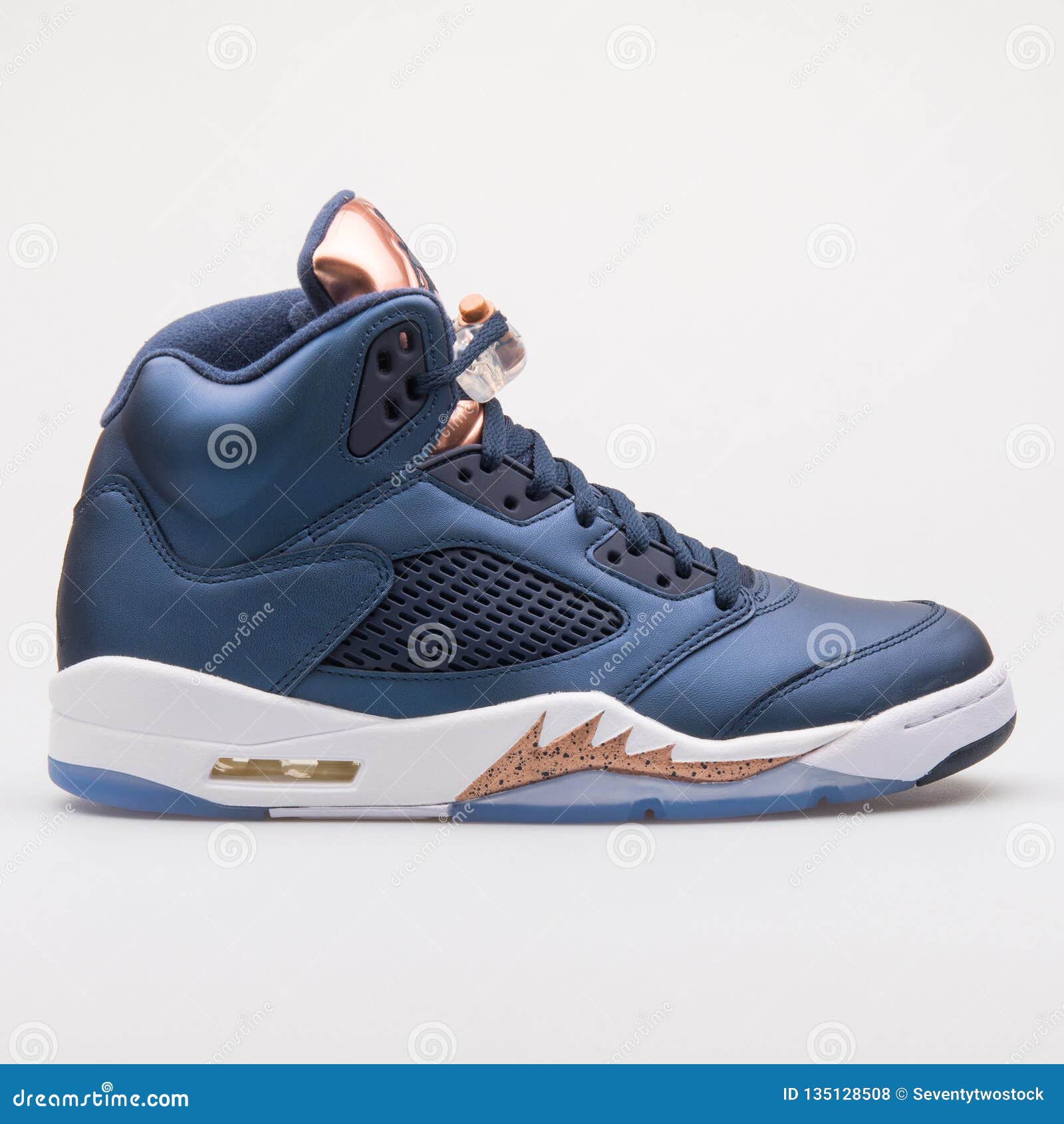 Nike Air Jordan 5 Retro Scarpe Da Tennis Blu E Bronzee Fotografia Stock Editoriale - Immagine di accessori, pattini: 135128508