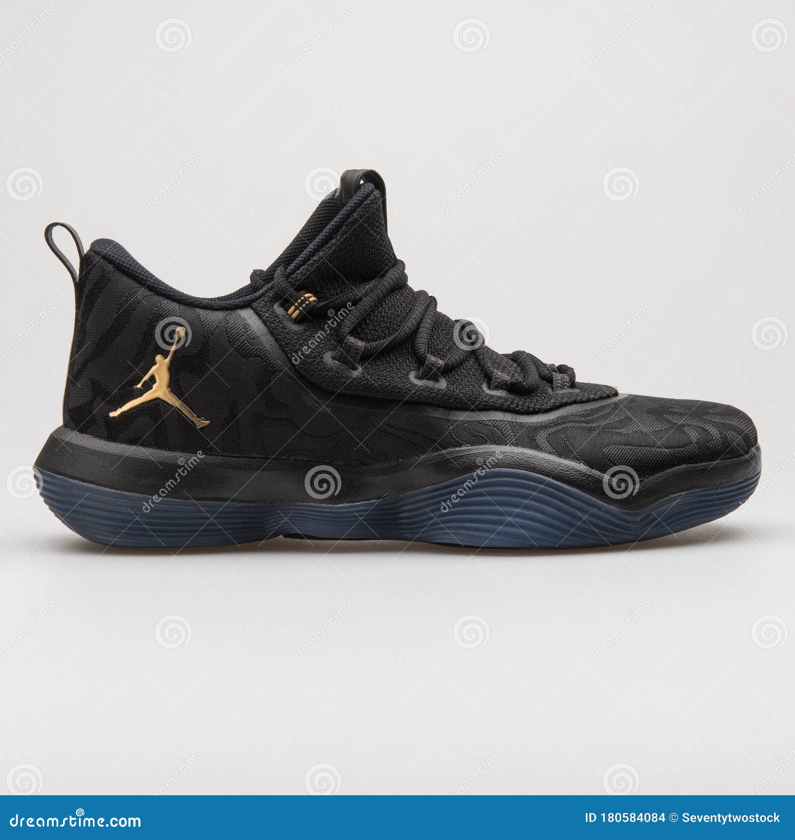 Nike Air Jordan Super Fly 2017 Barato Negro Y Metálico De Oro Zapatilla Imagen de archivo editorial Imagen de aire, manera: 180584084