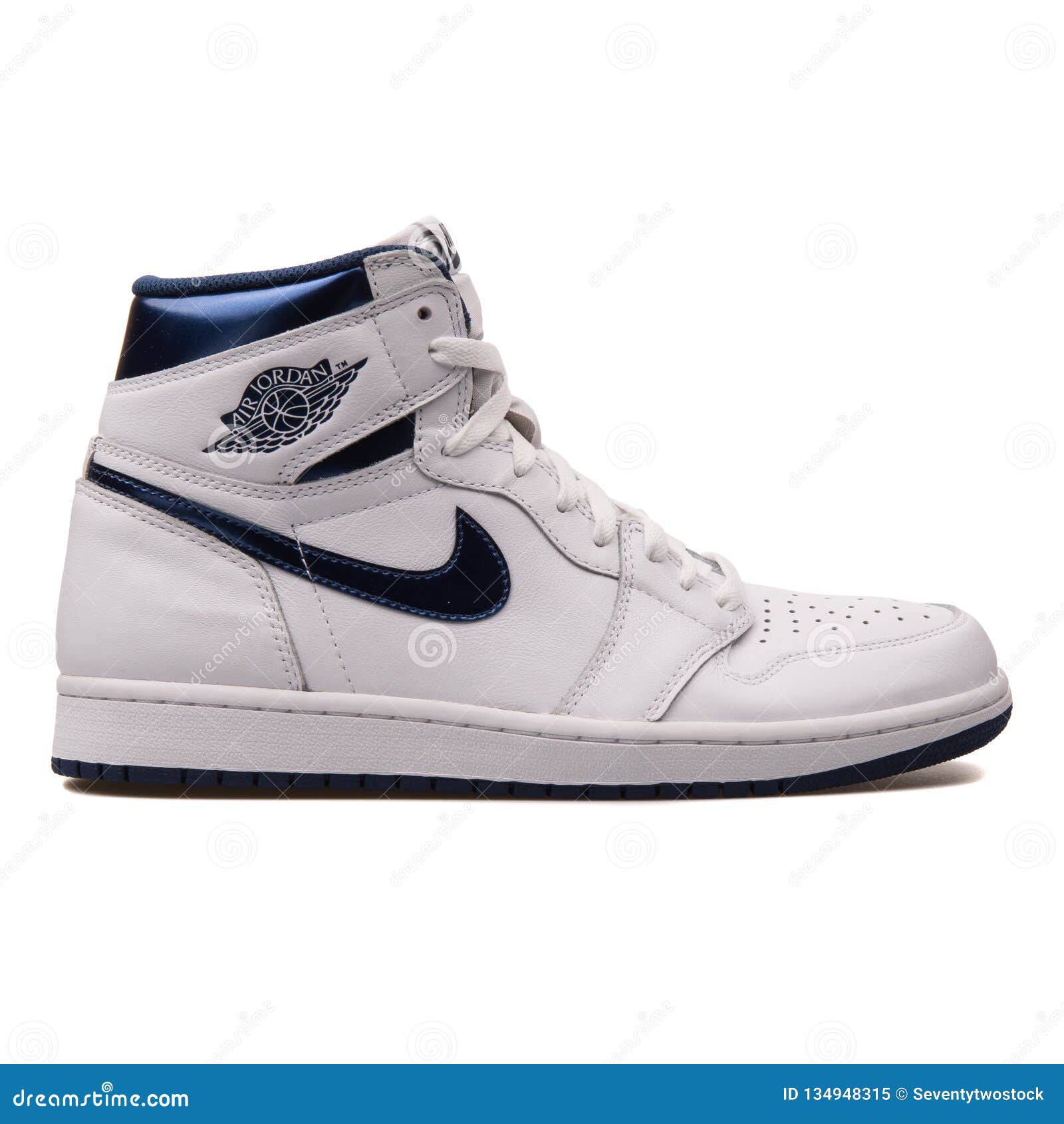 Nike Air Jordan Una Scarpa Da Tennis Bianca E Blu Di 1 Retro Alto