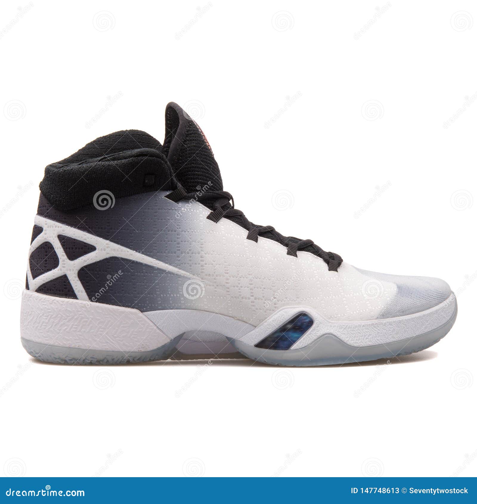 Nike Air Jordan XXX Zapatillas De Deporte Blancas, Negras Y Grises Foto de  archivo editorial - Imagen de ocasional, cara: 147748613