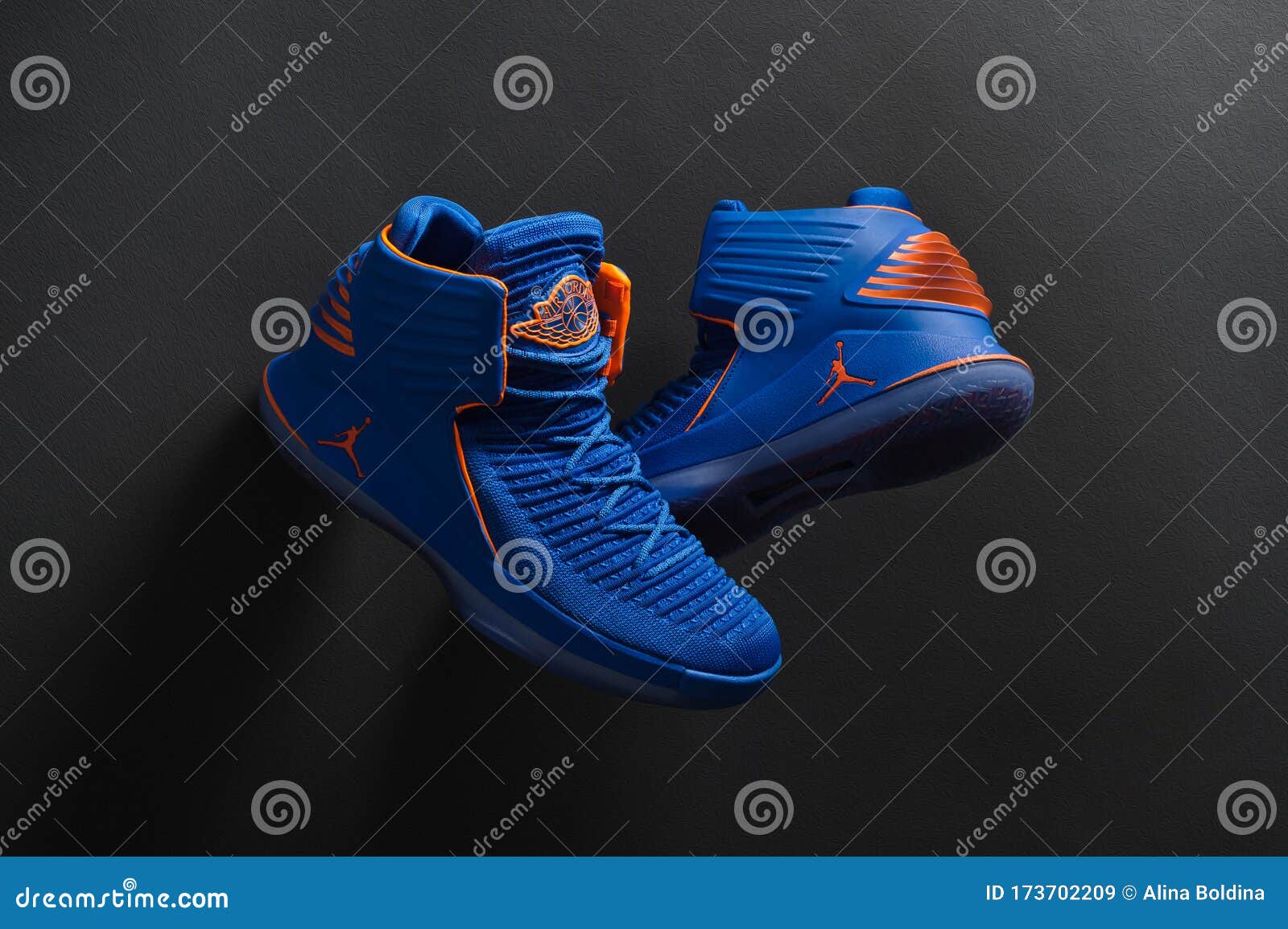 Aleta 鍔 Araña Nike Air Jordan XXXII 32 Zapatos En Colores Azul Y Naranja Sobre Fondo  Negro Krasnoyarsk, Rusia - 19 De Diciembre De 2017 Imagen de archivo  editorial - Imagen de calzado, azul: 173702209