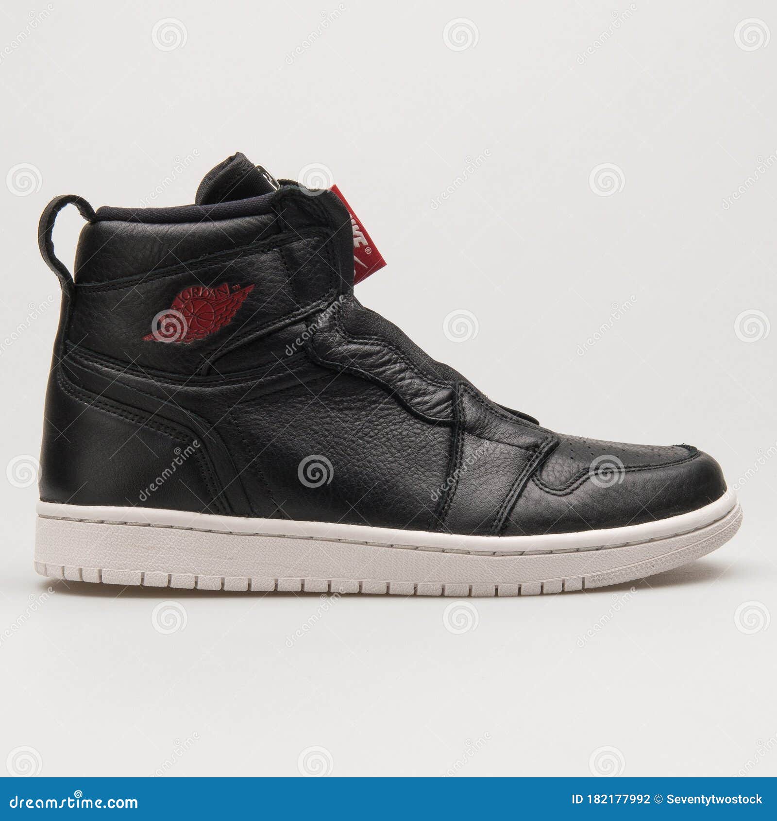 Nike Air Jordan 1 Zapatero Superior Negro Rojo Y Blanco Zapatilla  Fotografía editorial - Imagen de negro, calzado: 182177992