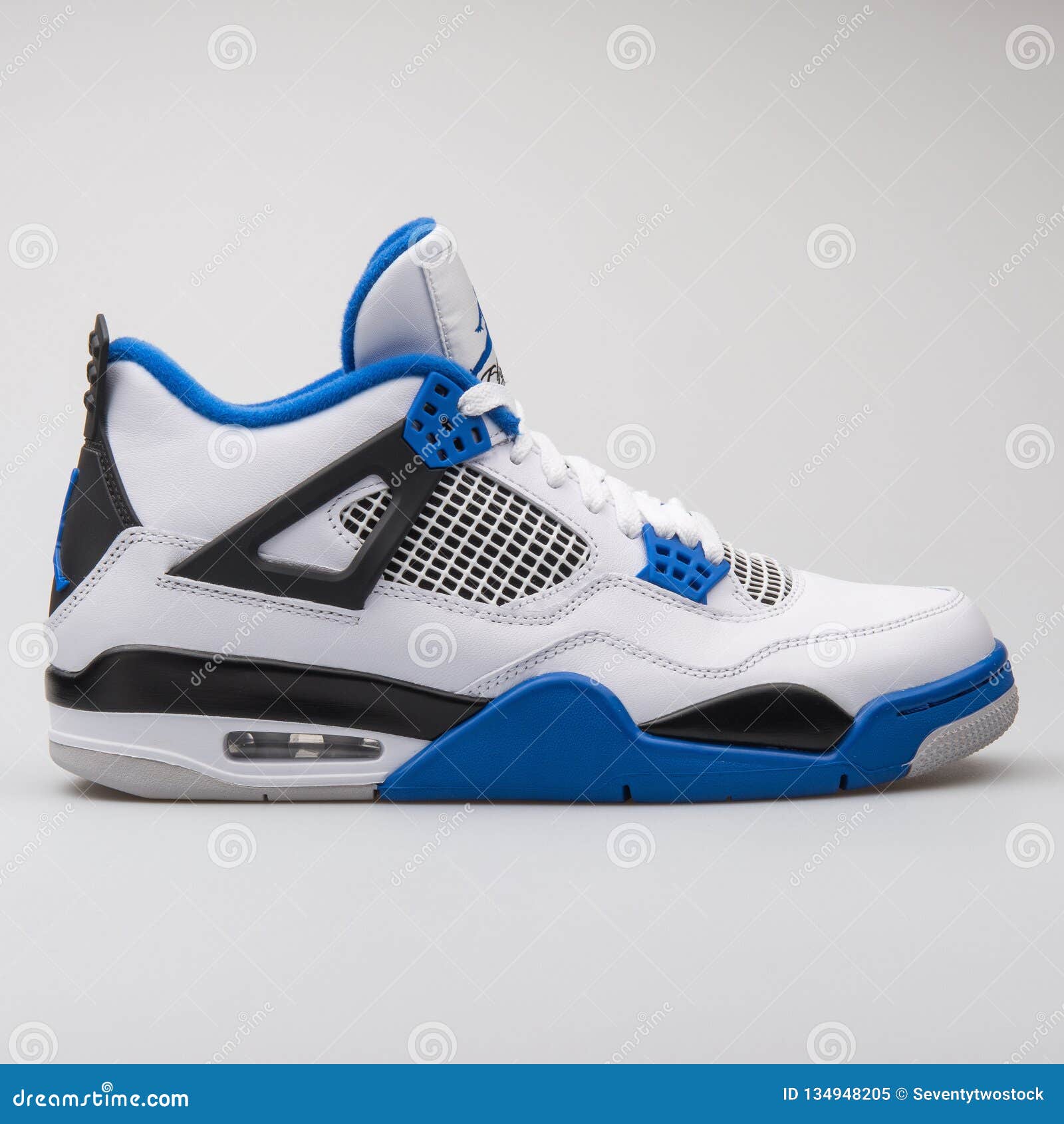 Año Energizar Desde Nike Air Jordan 4 Zapatillas De Deporte Blancas, Azules Y Negras Retras  Imagen editorial - Imagen de producto, baloncesto: 134948205