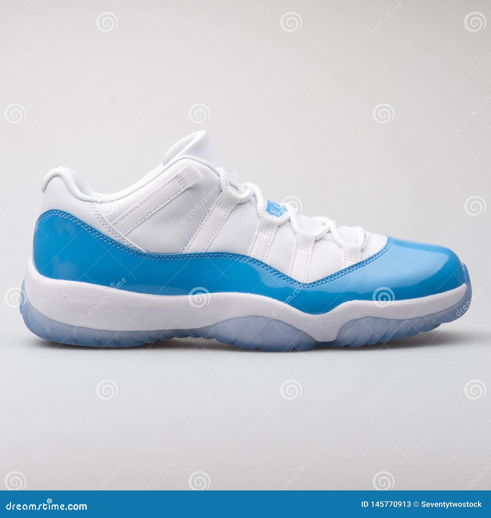 Nike Air 11 Zapatillas De Blancas Y Azules Bajas Foto de archivo editorial - Imagen de producto: 145770913