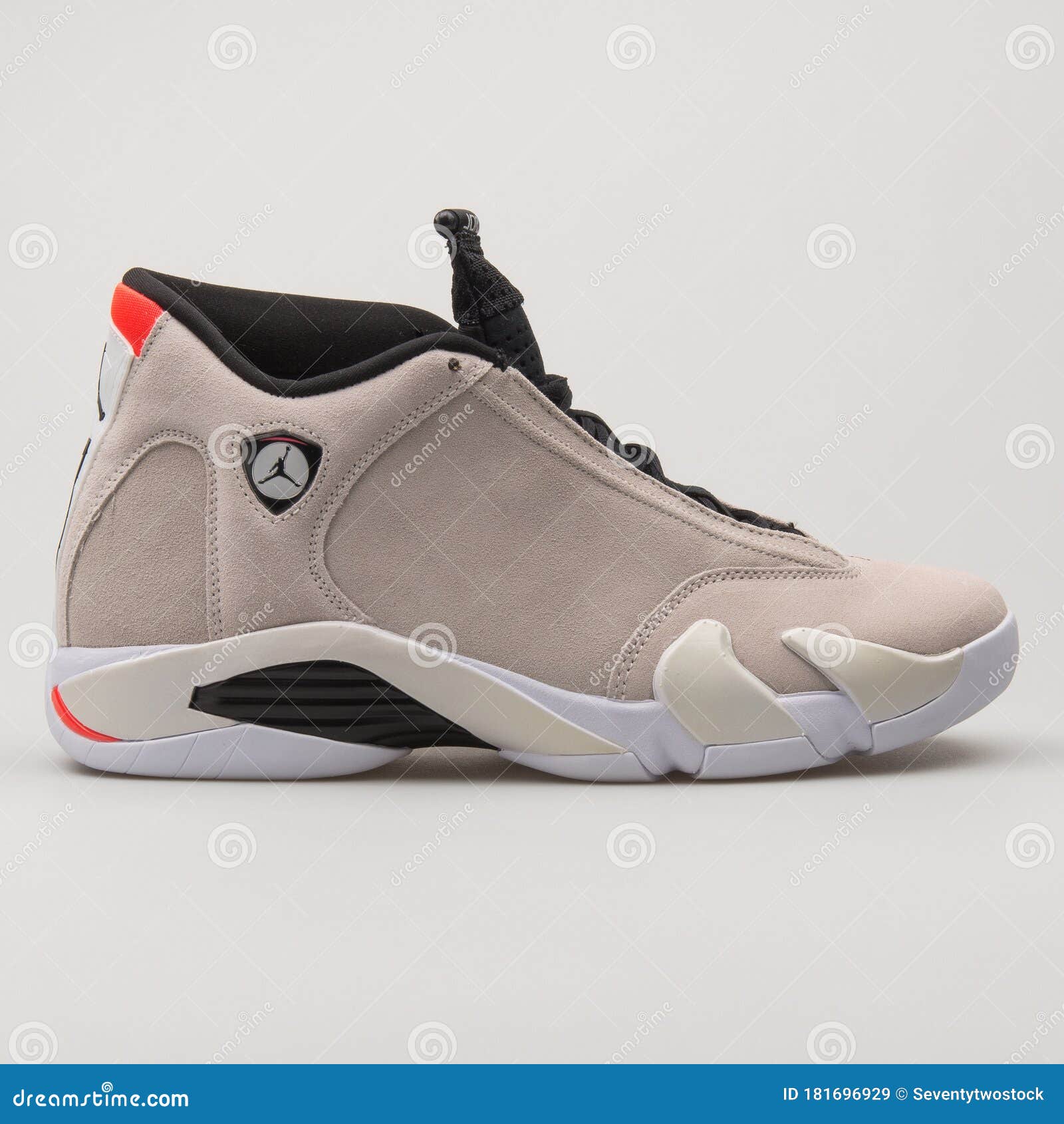 Siete Anestésico robo Nike Air Jordan 14 Zapatillas Retro Beige Negro Y Blanco Imagen de archivo  editorial - Imagen de baloncesto, negro: 181696929