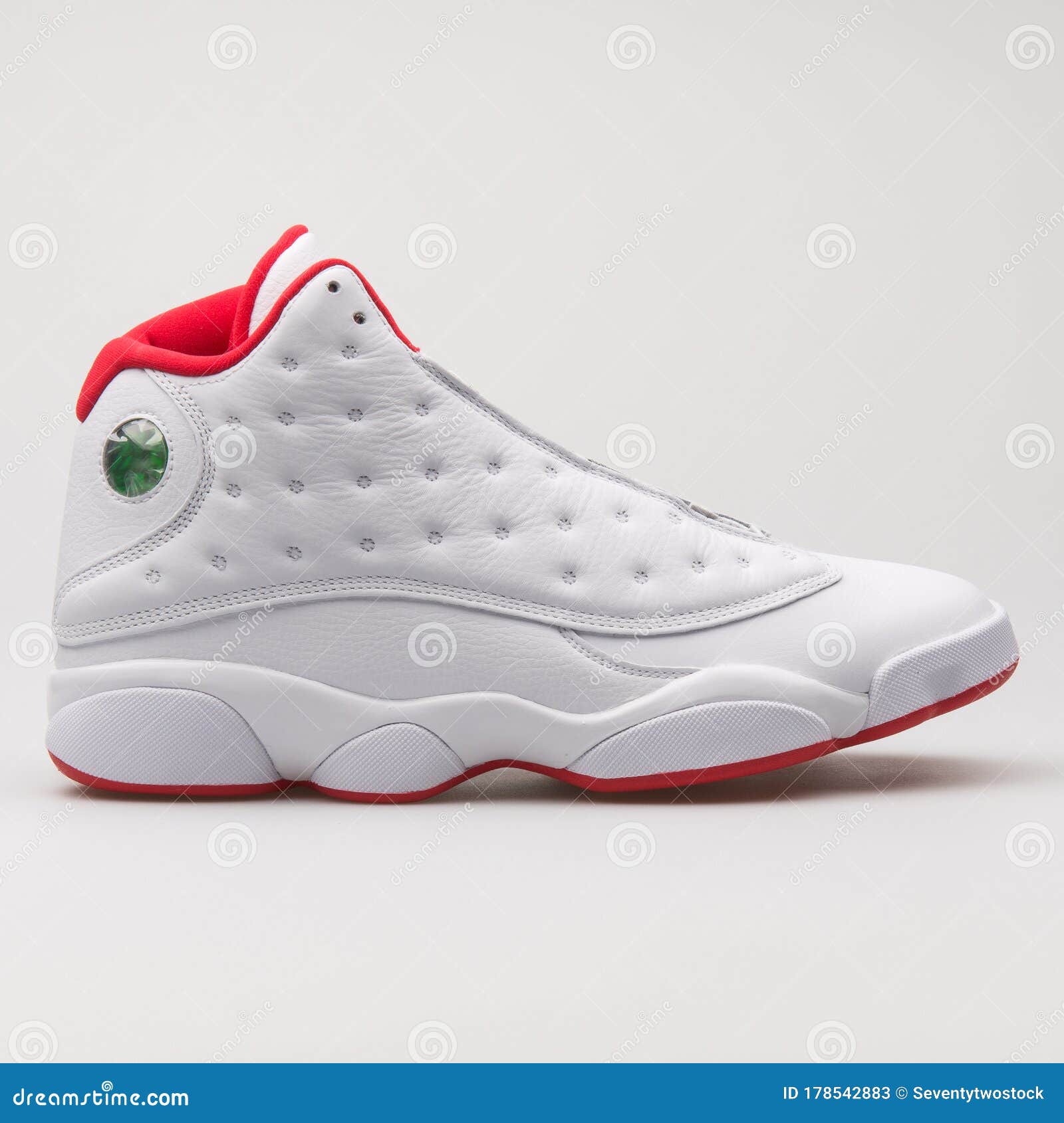 Excepcional Afirmar Física Nike Air Jordan 13 Zapatillas Retro Blanco Y Rojo Foto de archivo editorial  - Imagen de color, retro: 178542883