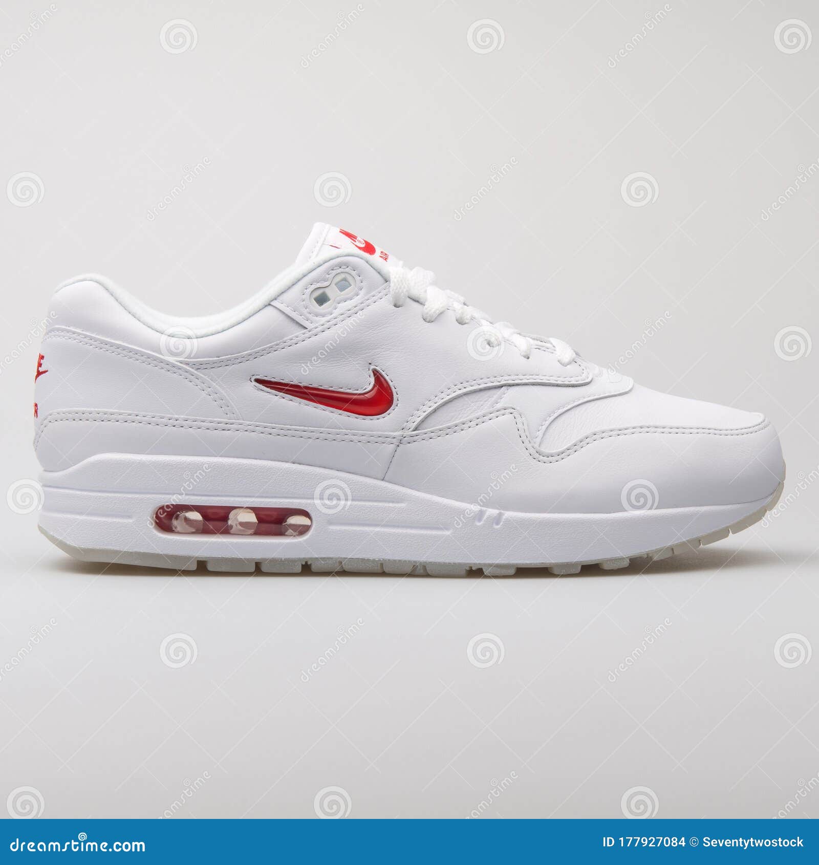 interno Colectivo cruzar Nike Air Max 1 Jewel White and Red Sneaker Editorial Stock Image - Image of  lifestyle, fitness: 177927084
