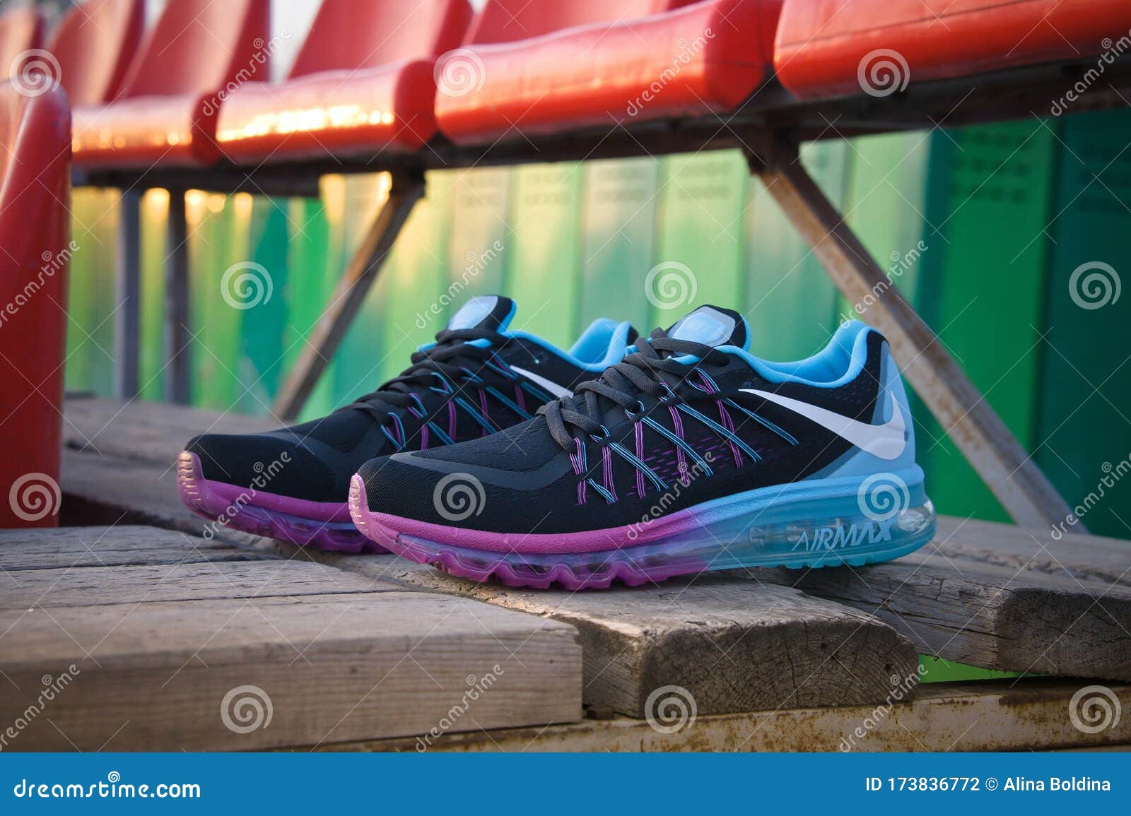 Kaal spoel levend Nike Air Max. 2015 Loopschoenen Sneakers in Warm Zonlicht Bij  Zonsondergang. Krasnoyarsk Rusland 7 Februari 2015 Redactionele Fotografie  - Image of joggen, kant: 173836772
