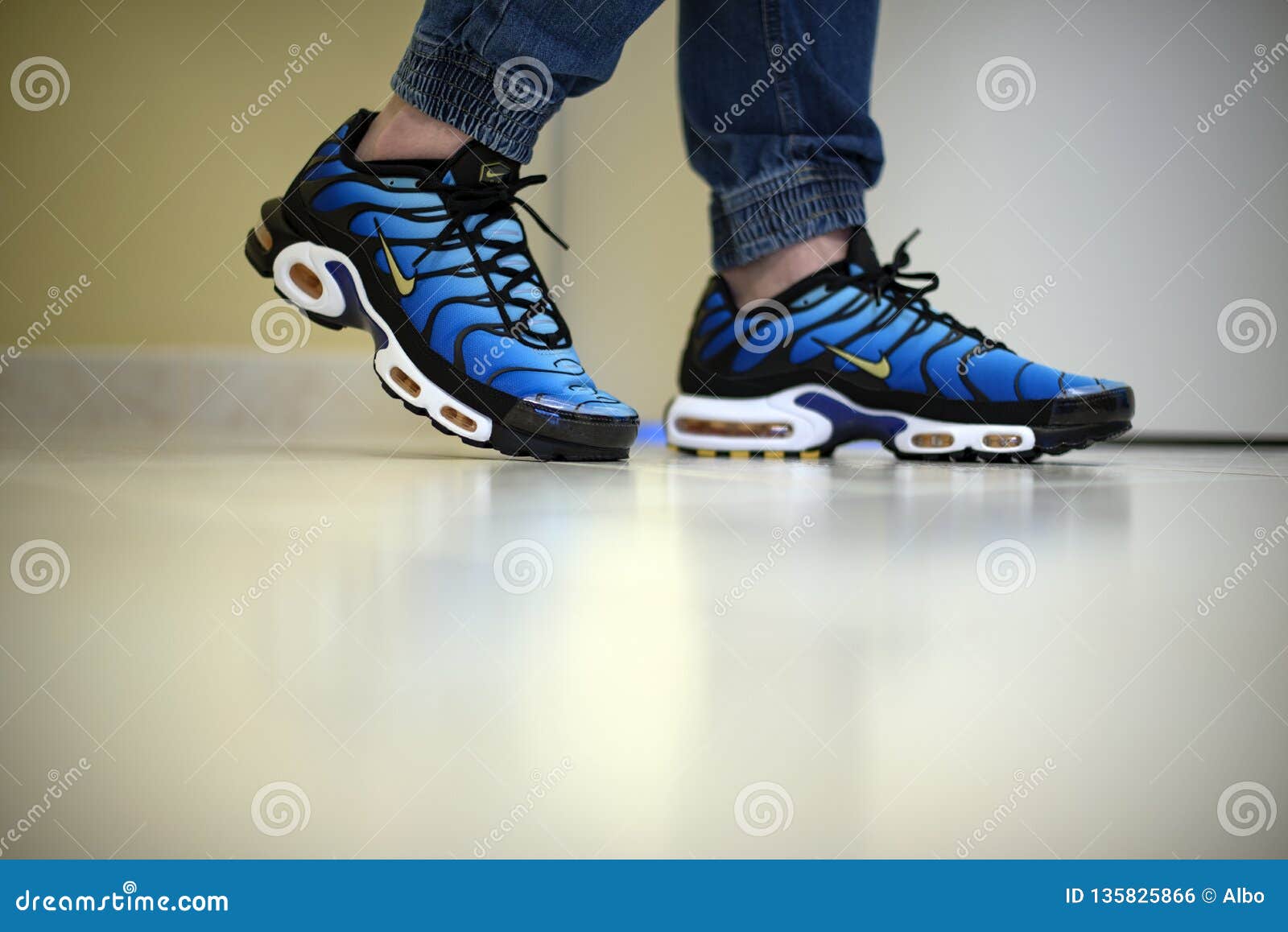 Corrección imán presente Nike Air Max Plus TN Hyperblue Foto editorial - Imagen de zapatos, nike:  135825866