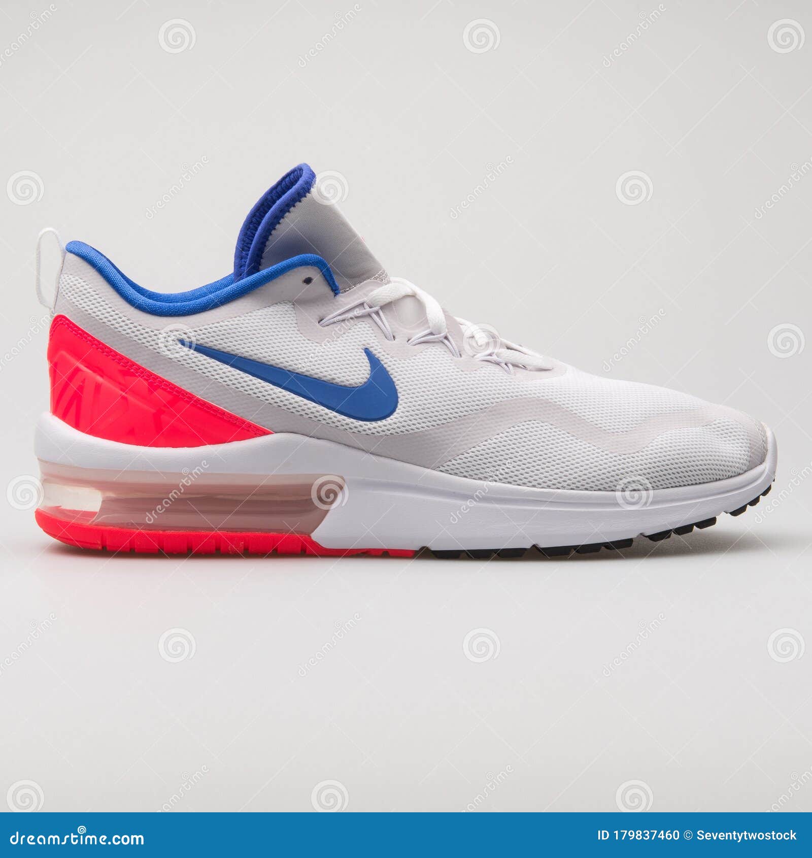 clima sonrojo alguna cosa Nike Air Max Rojo Blanco Y Azul Sneaker Imagen editorial - Imagen de  producto, accesorios: 179837460