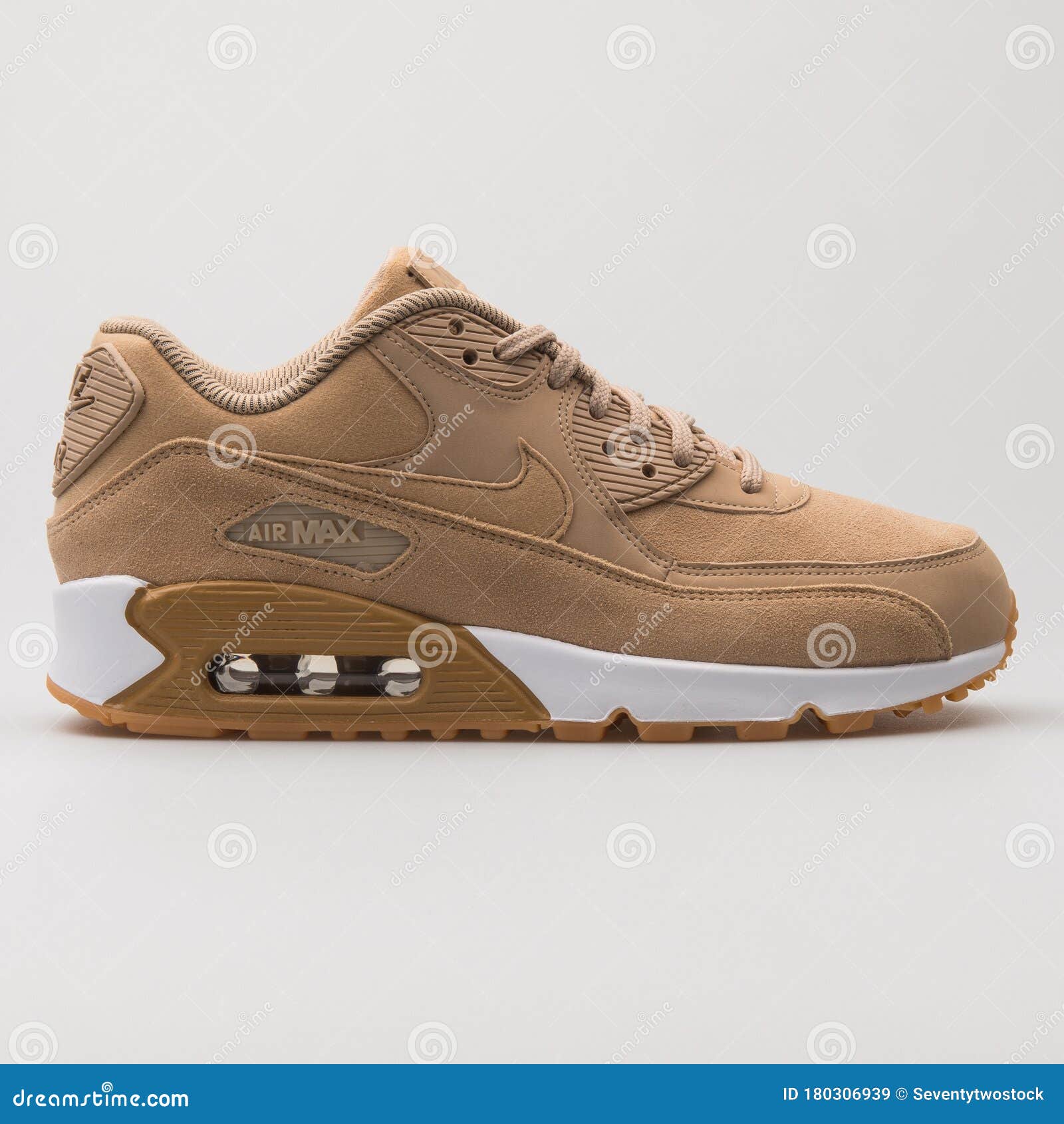 carro alimentar Amabilidad Nike Air Max 90 Suede Khaki Y Zapatillas Blancas Imagen de archivo  editorial - Imagen de sportswear, fondo: 180306939