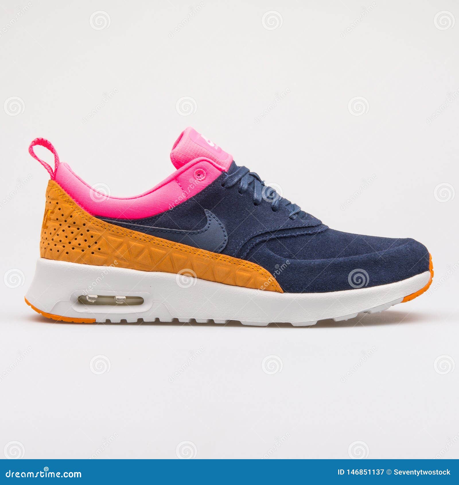 Incesante perder Itaca Nike Air Max Thea Premium Leather Obsidian, Pink and Orange Sneaker  Editorial Photography - Image of kicks, isolated: 146851137