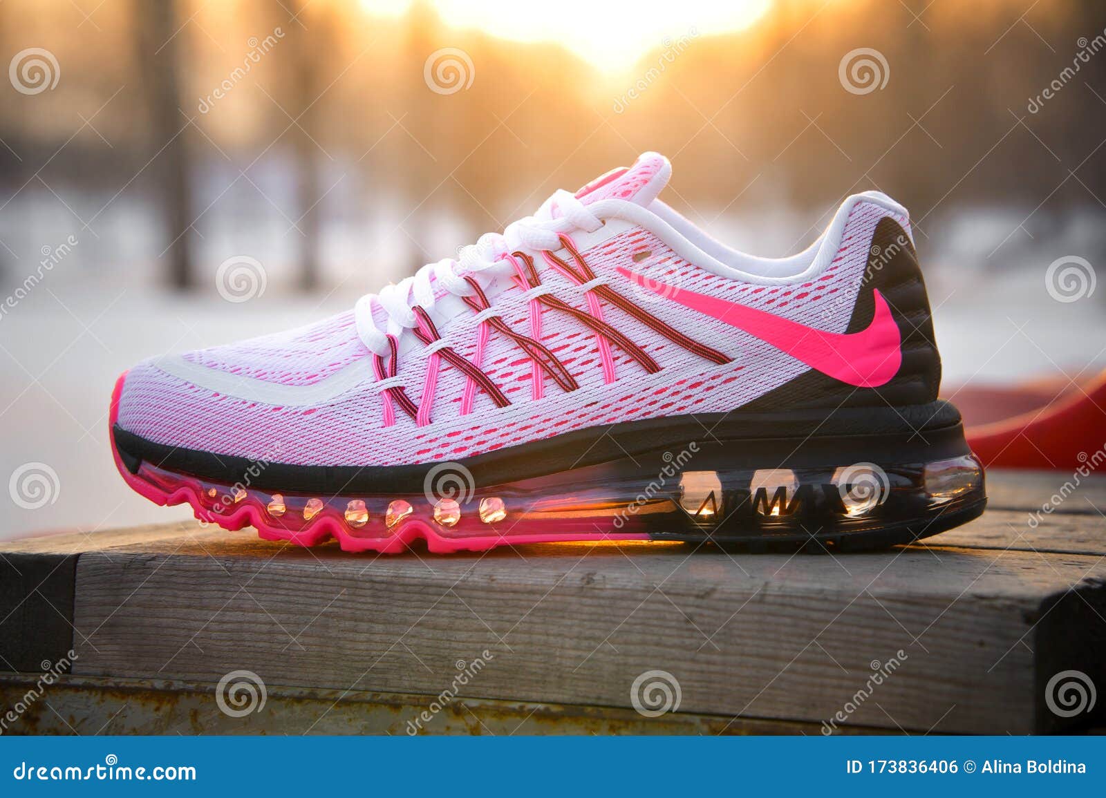 Nike Air Max 2015 De Correr Zapatillas Zapatillas De Deporte En La Luz Cálida Del Sol Al Atardecer. Krasnoyarsk Rusia Foto - Imagen de zapatos, atlético: 173836406