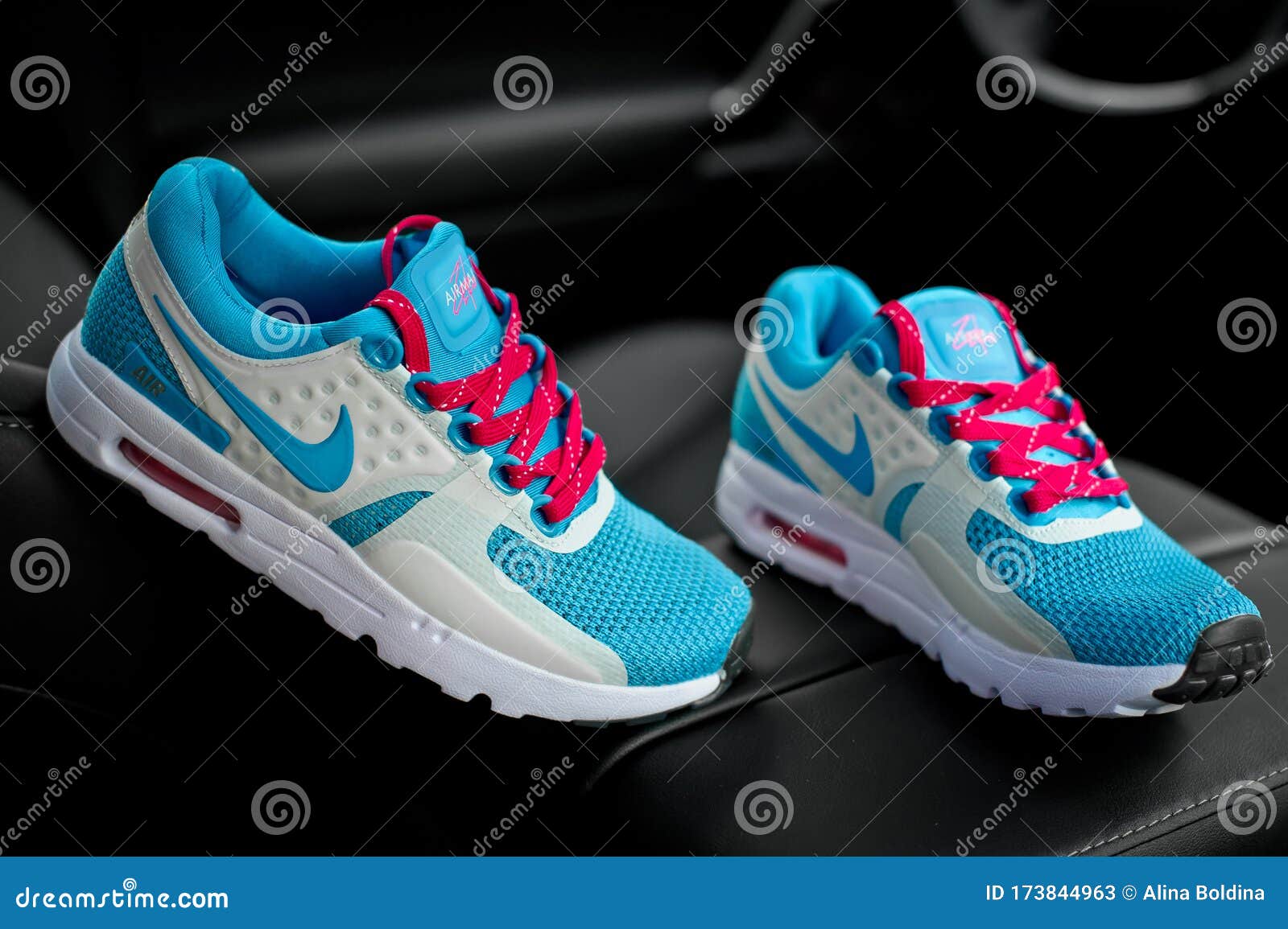 nike air max zero trainers