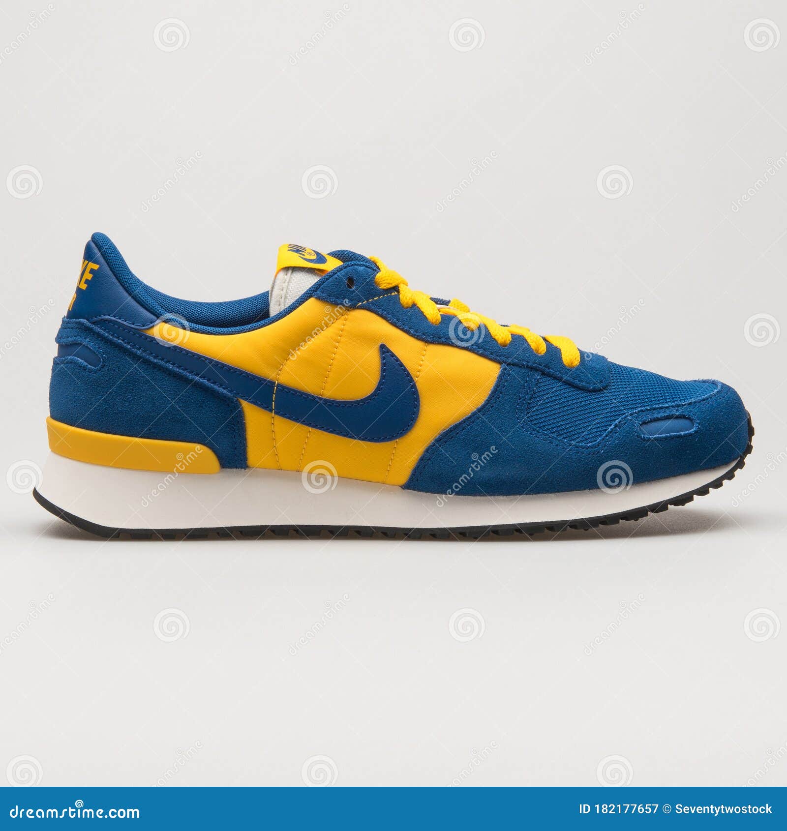 fractura identificación escándalo Nike Air Vrtx Azul Amarillo Y Blanco Calmante Fotografía editorial - Imagen  de producto, actividad: 182177657