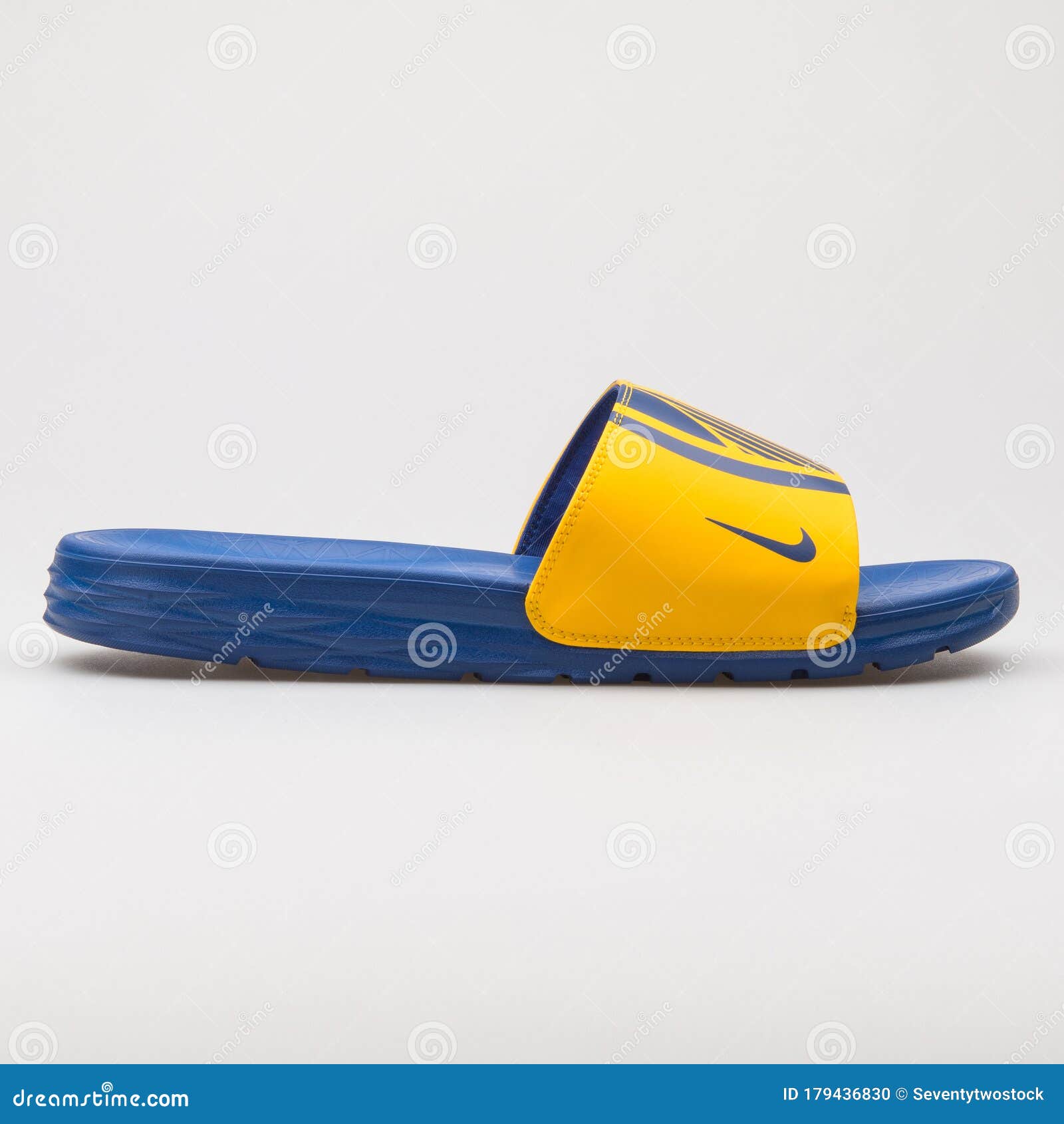 Nike Benassi Solarsoft Nba Amarillas Y Azules Imagen editorial - Imagen de sandalia, producto: 179436830