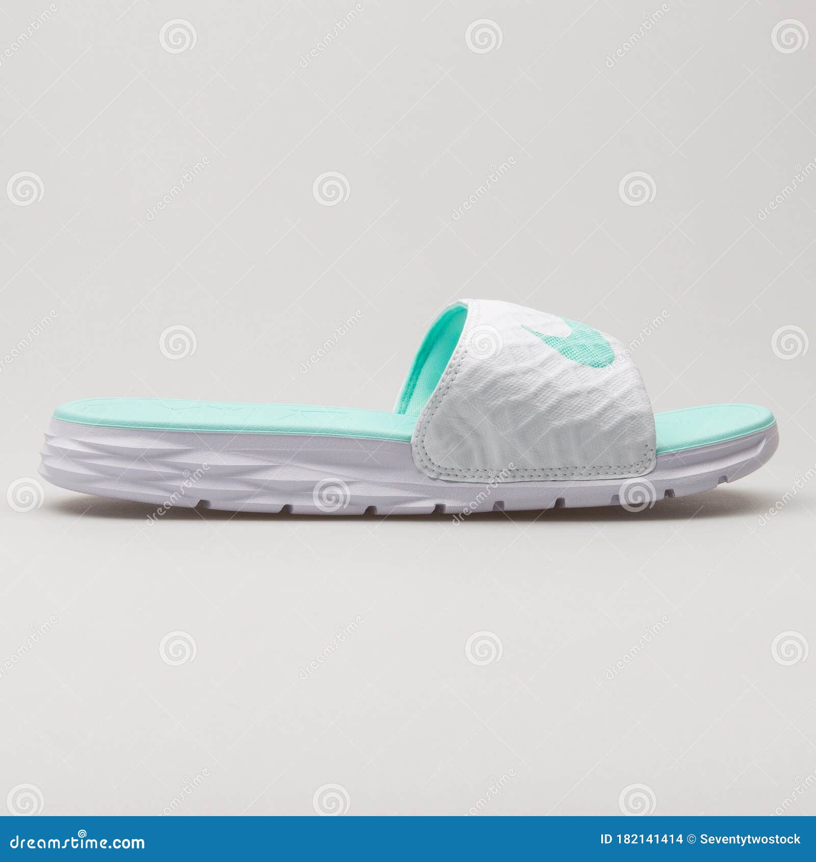 Nike Solarsoft Sandalias Blancas Y De Ternera archivo editorial - Imagen de cara: 182141414