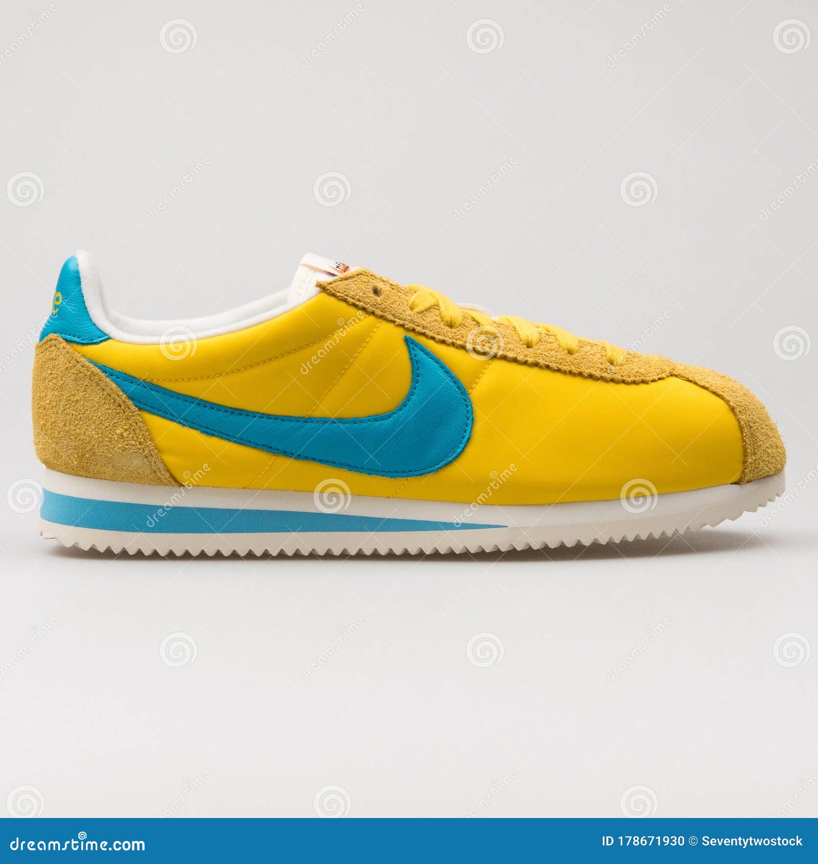 Nike Clásico Cortez Km Qs Zapador Amarillo Y Imagen editorial - Imagen de manera: 178671930