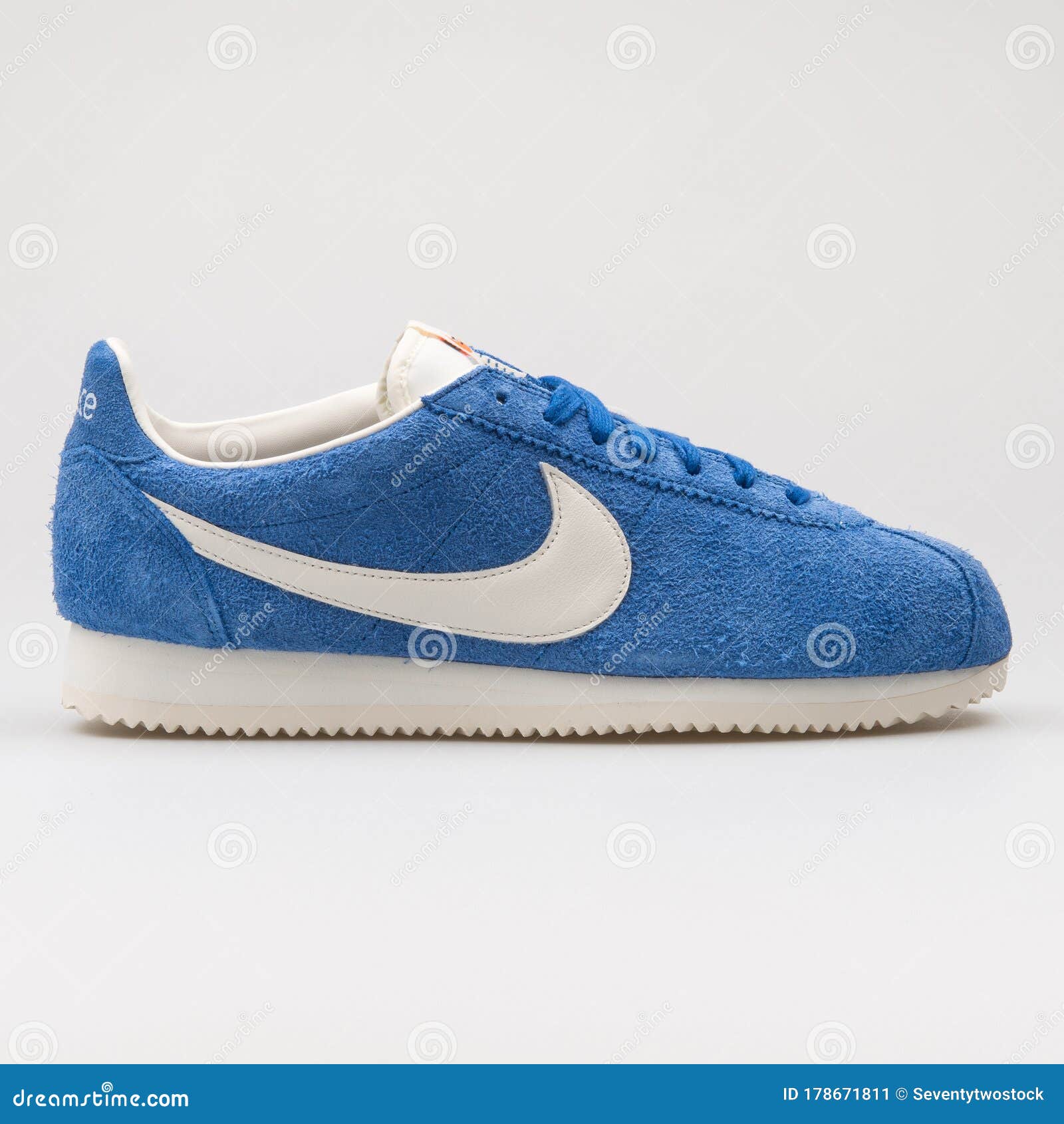 Nike Classic Cortez Km Qs Calzado Azul Y Blanco Foto editorial - Imagen de equipo, deslumbrante: