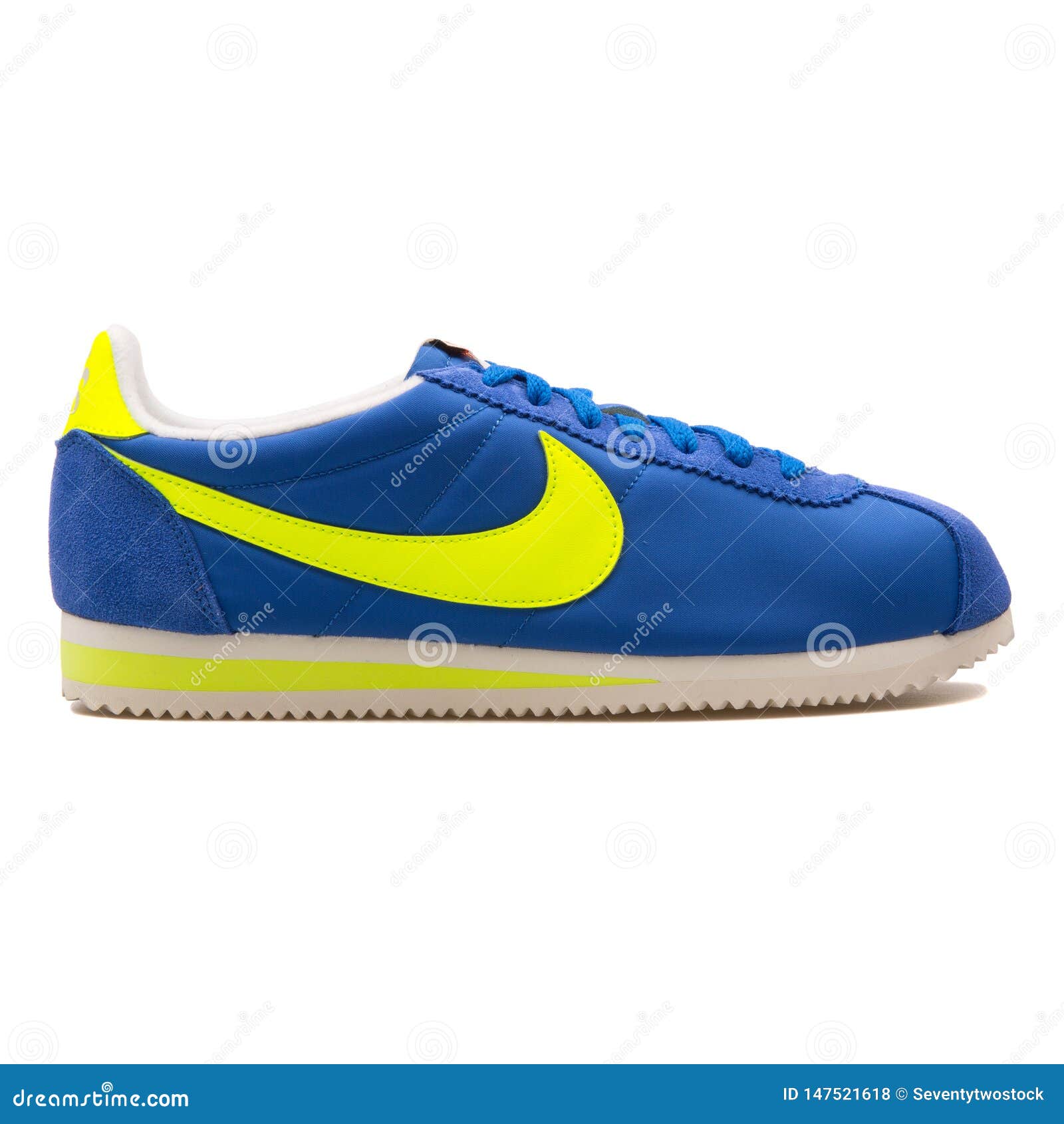 Agnes Gray Intentar el estudio Nike Classic Cortez Nylon AW Blue and Yellow Sneaker Editorial Stock Photo  - Image of isolated, side: 147521618