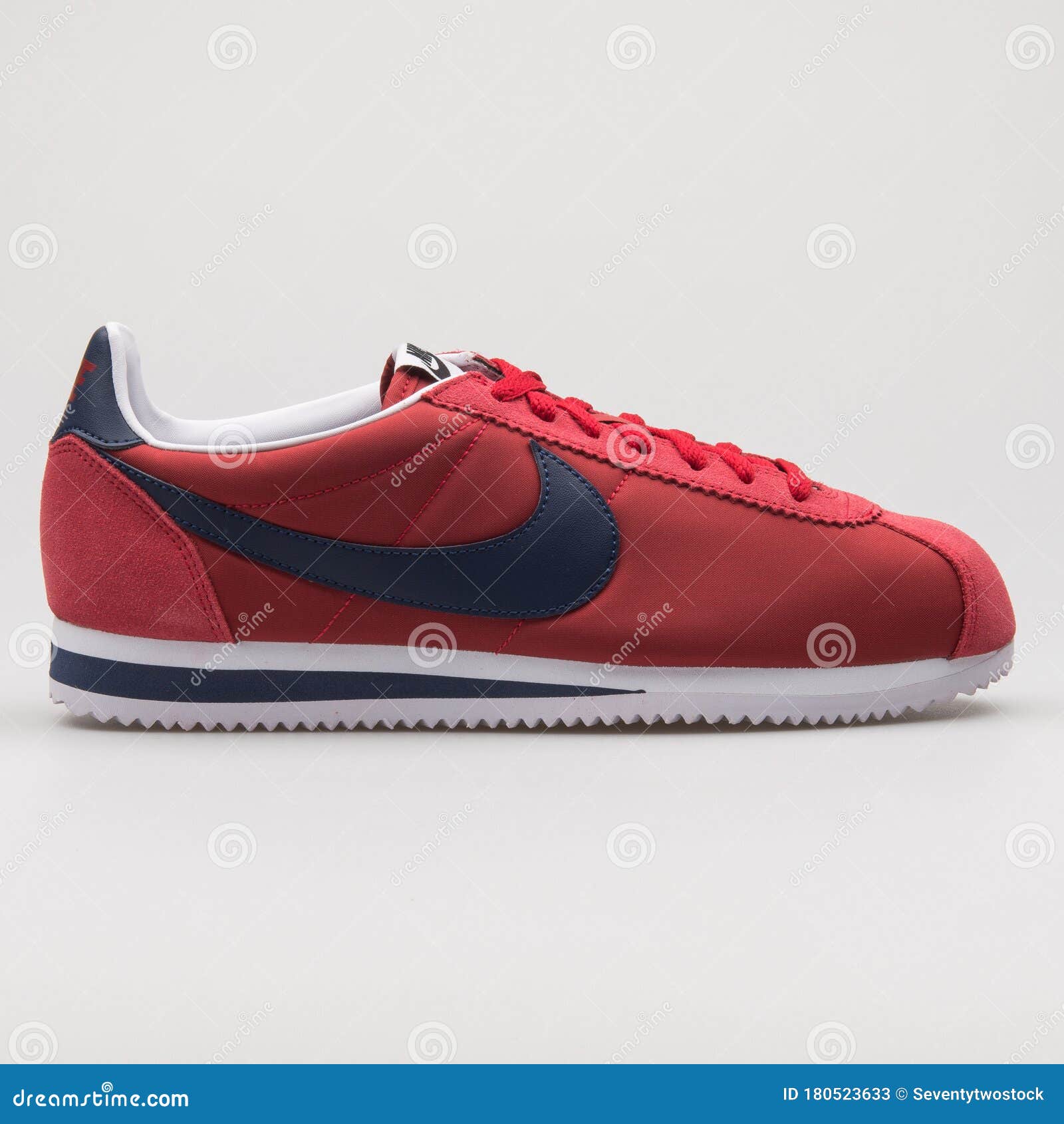 espiritual Babosa de mar septiembre Nike Classic Cortez Nylon Red, Navy Blue and White Sneaker Editorial Stock  Photo - Image of fashion, isolated: 180523633