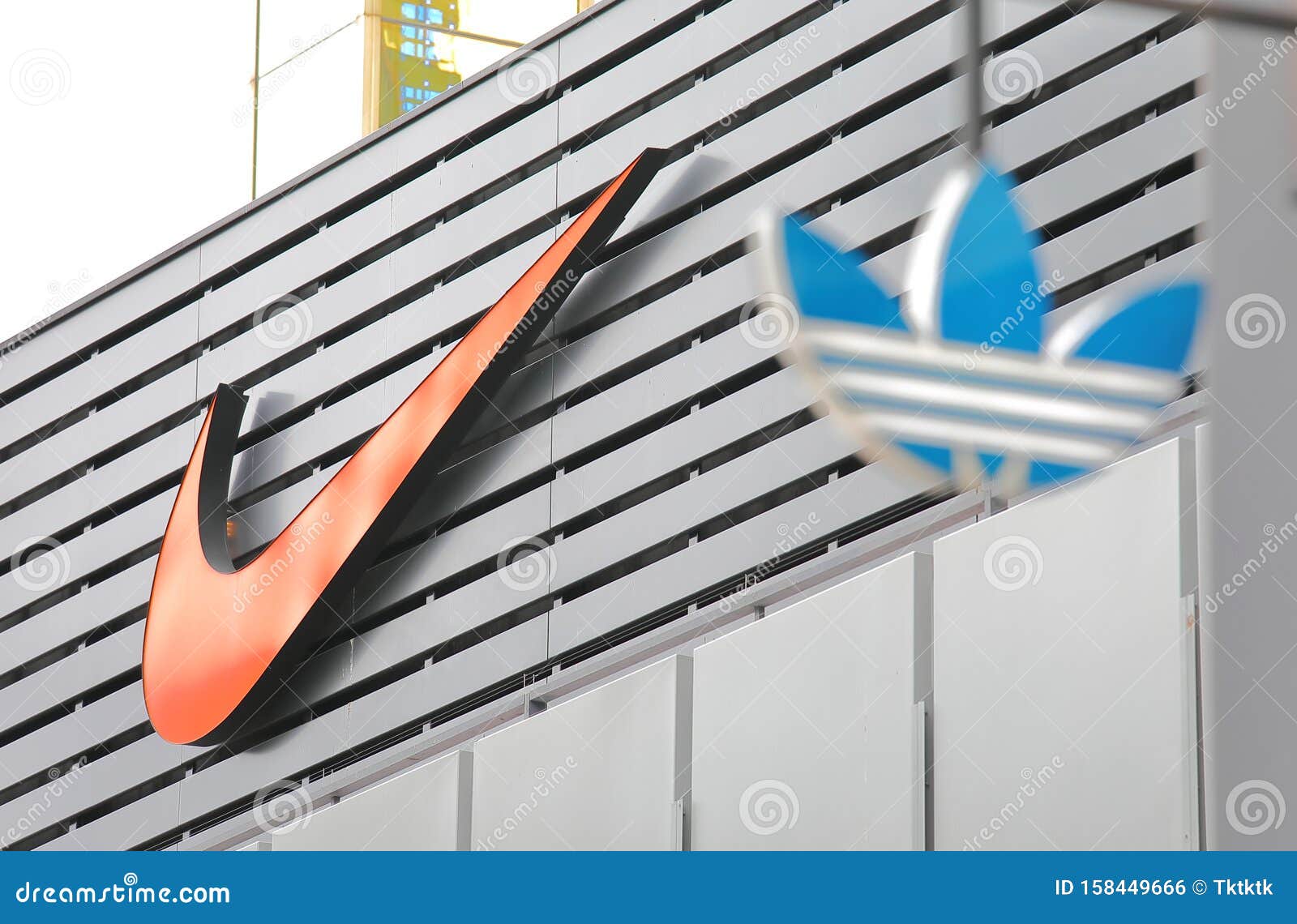 lægemidlet udvikling terrorisme Nike company logo editorial photo. Image of retail, rival - 158449666