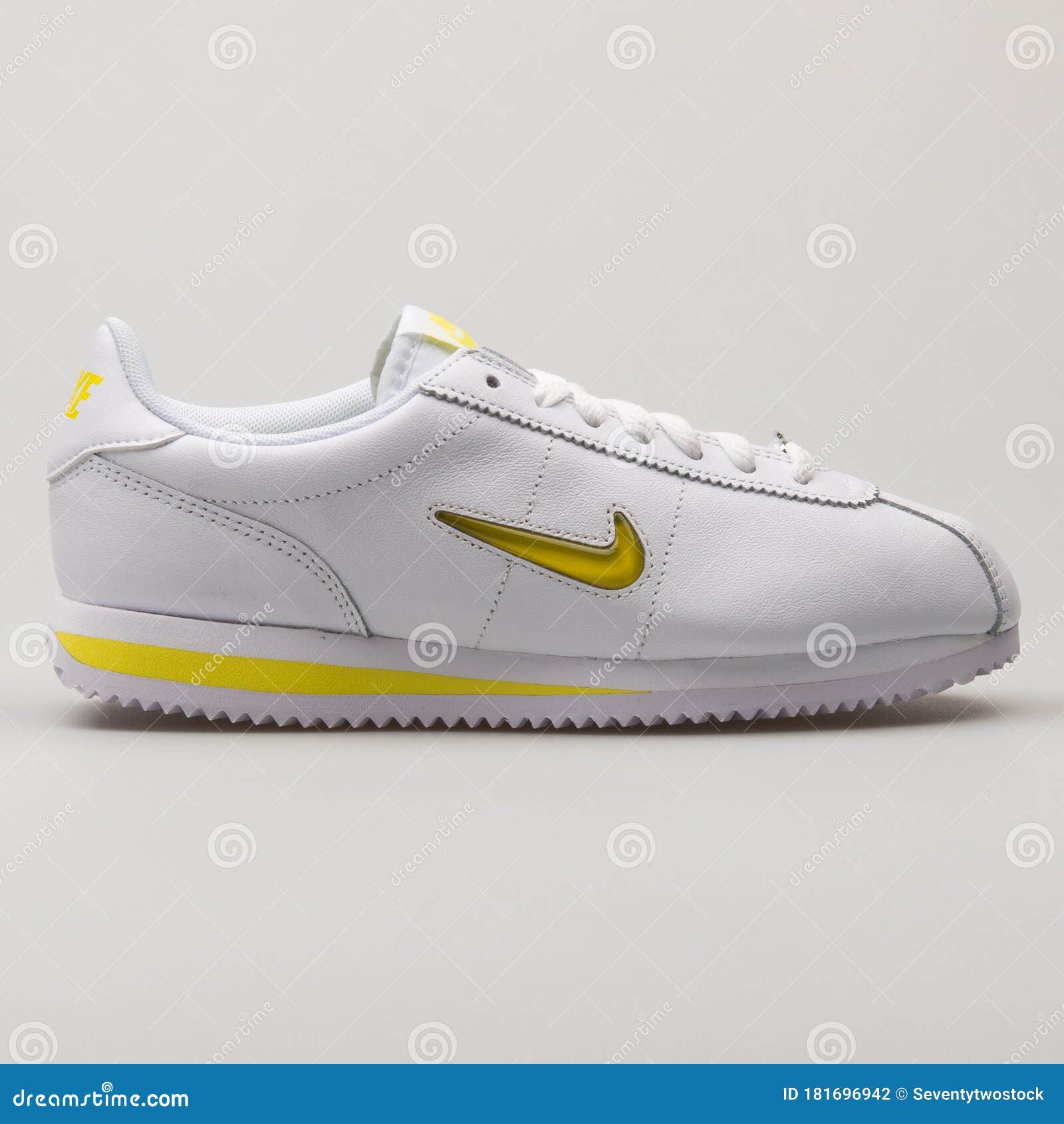 Nike Cortez Basic Jewel 18 Zapatillas Blancas Y Amarillas editorial Imagen de actividad, 181696942