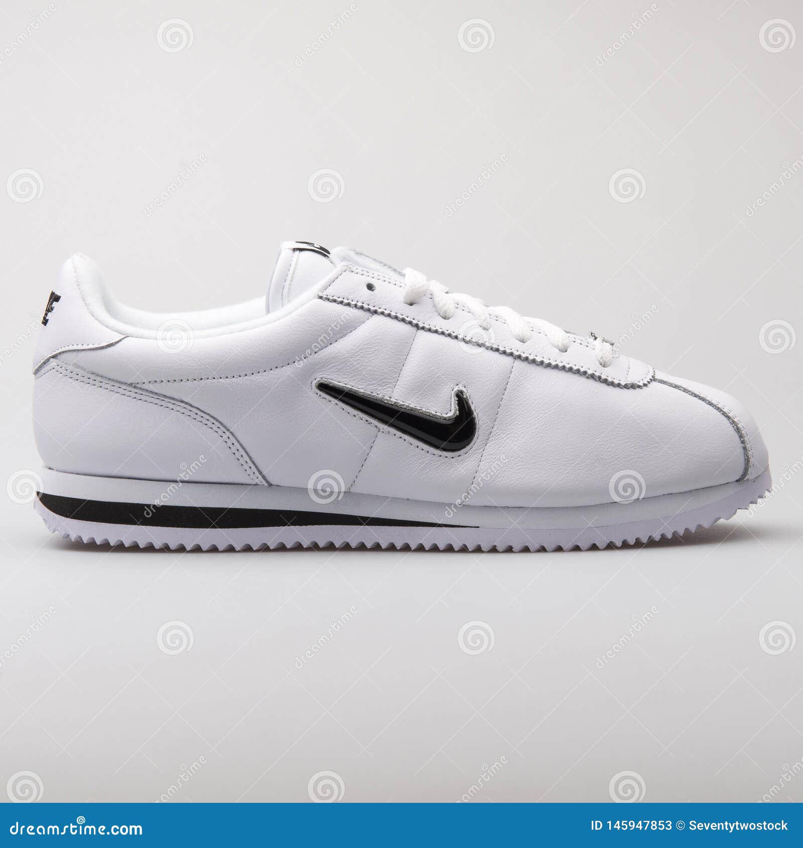 Nike Cortez Basic Jewell Zapatilla De Deporte Blanca Negra TZ Foto de archivo editorial - Imagen de hombres, retroceder: 145947853