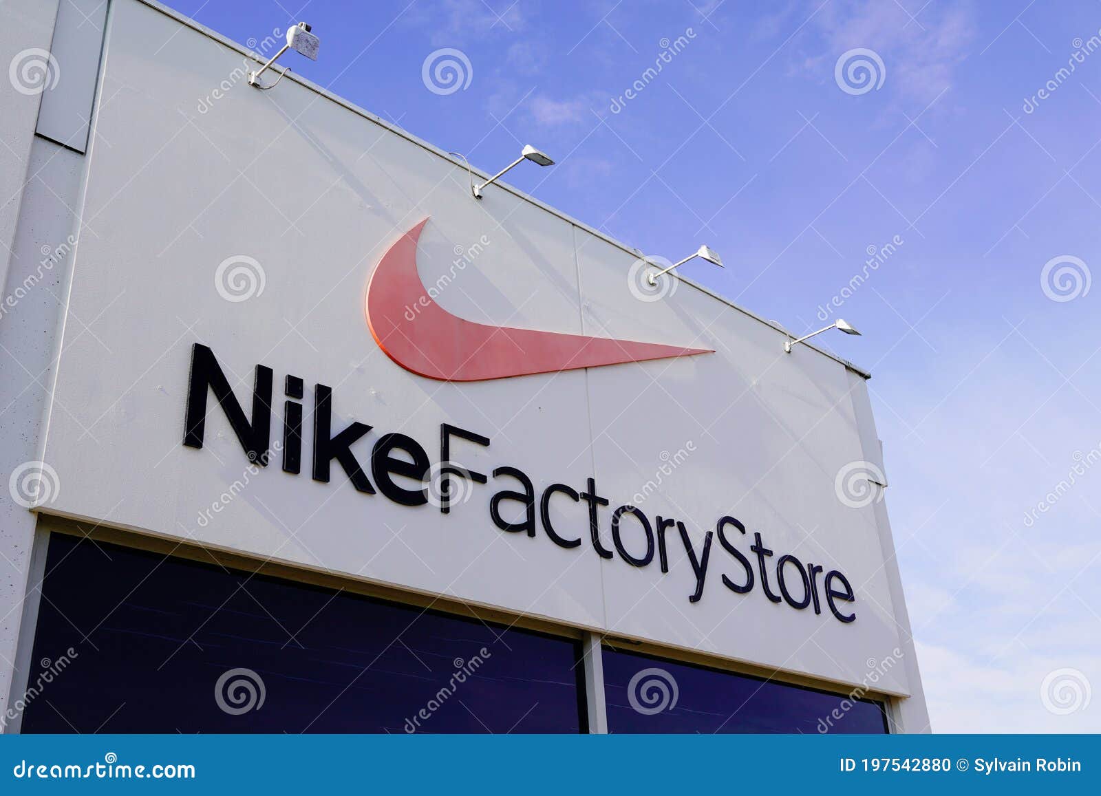 Victor sensor geloof Nike Factory Store-tekenteken En -logo Voor Sportkleding En -schoeisel Met  Korting Redactionele Afbeelding - Image of toevallig, kledij: 197542880