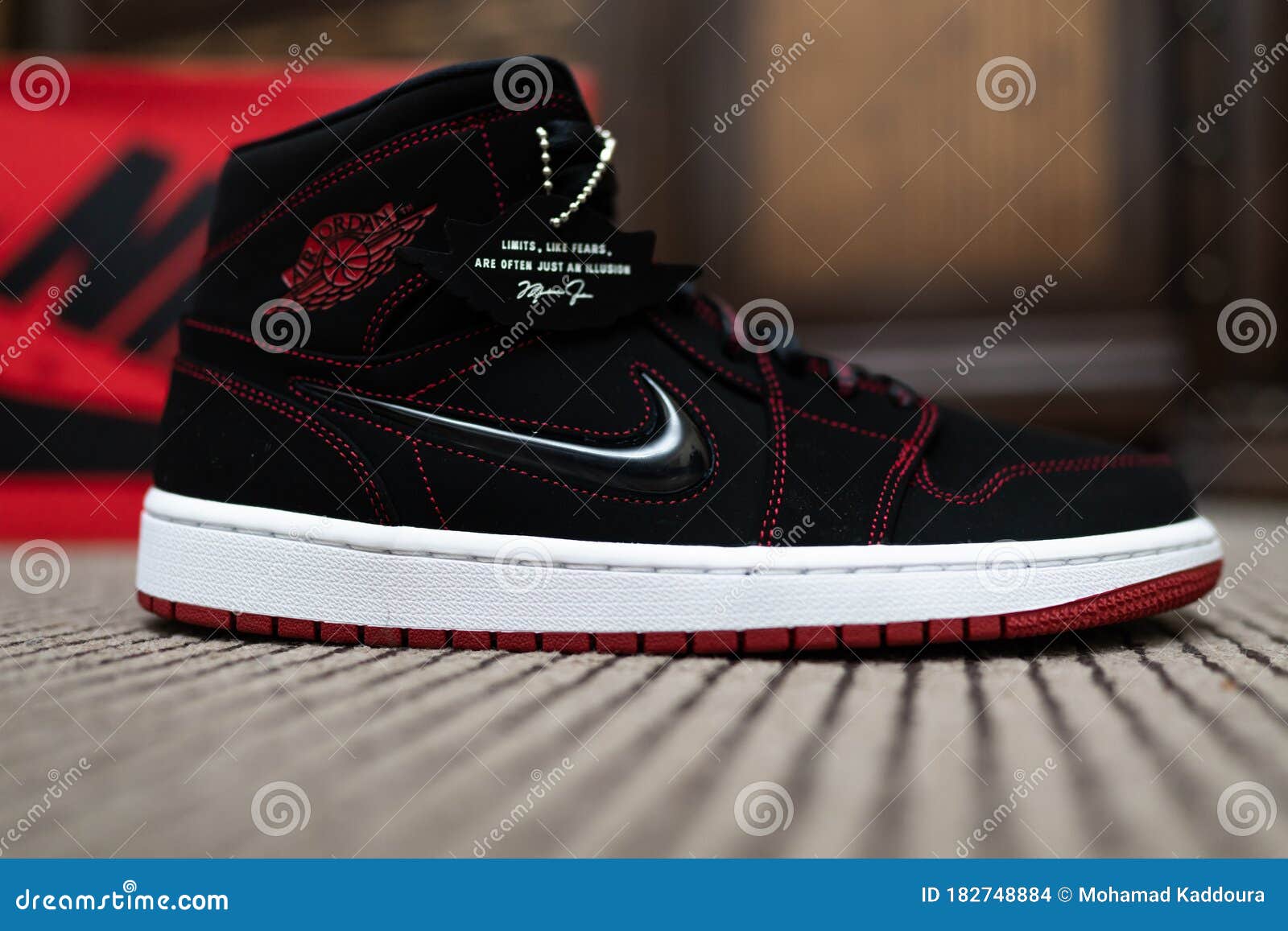 Nike Jordan Rojo Negro Y 1 23 Zapatillas De Baloncesto Cultura Puntos Rojos Jordan Chicago Toros Imagen de archivo editorial - Imagen moderno, manera: 182748884